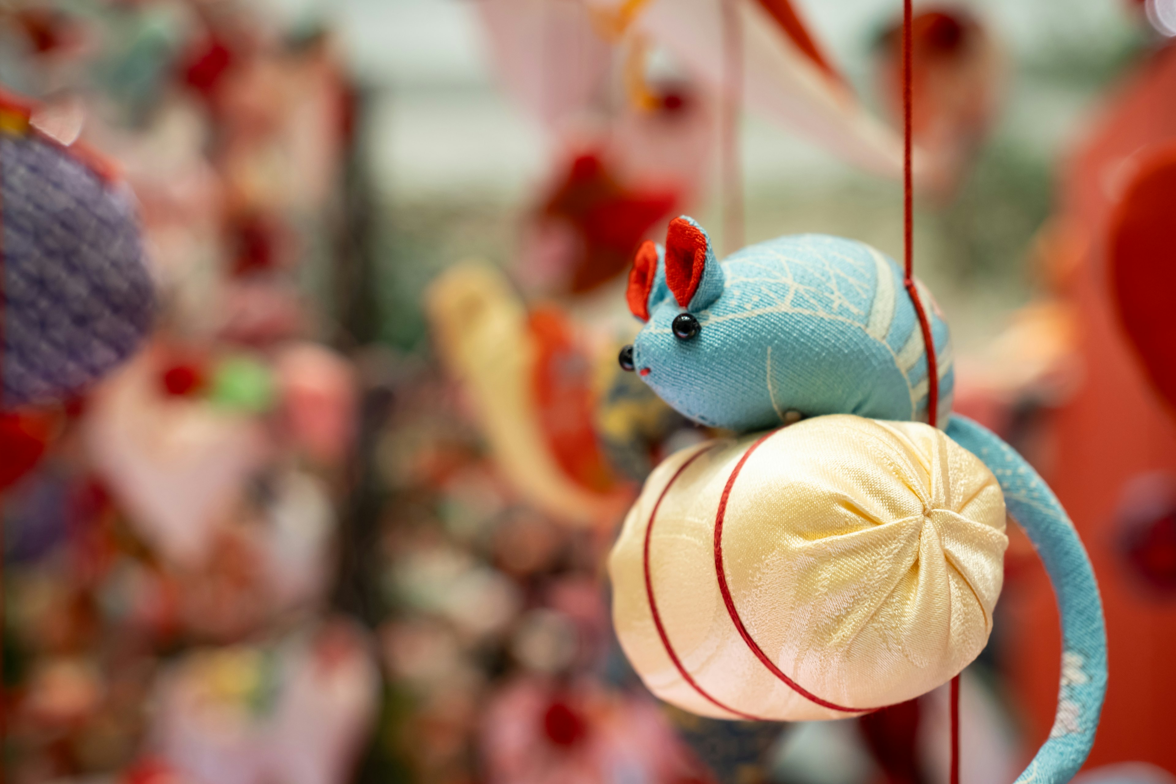 Una decoración de ratón azul colgando de un dumpling blanco