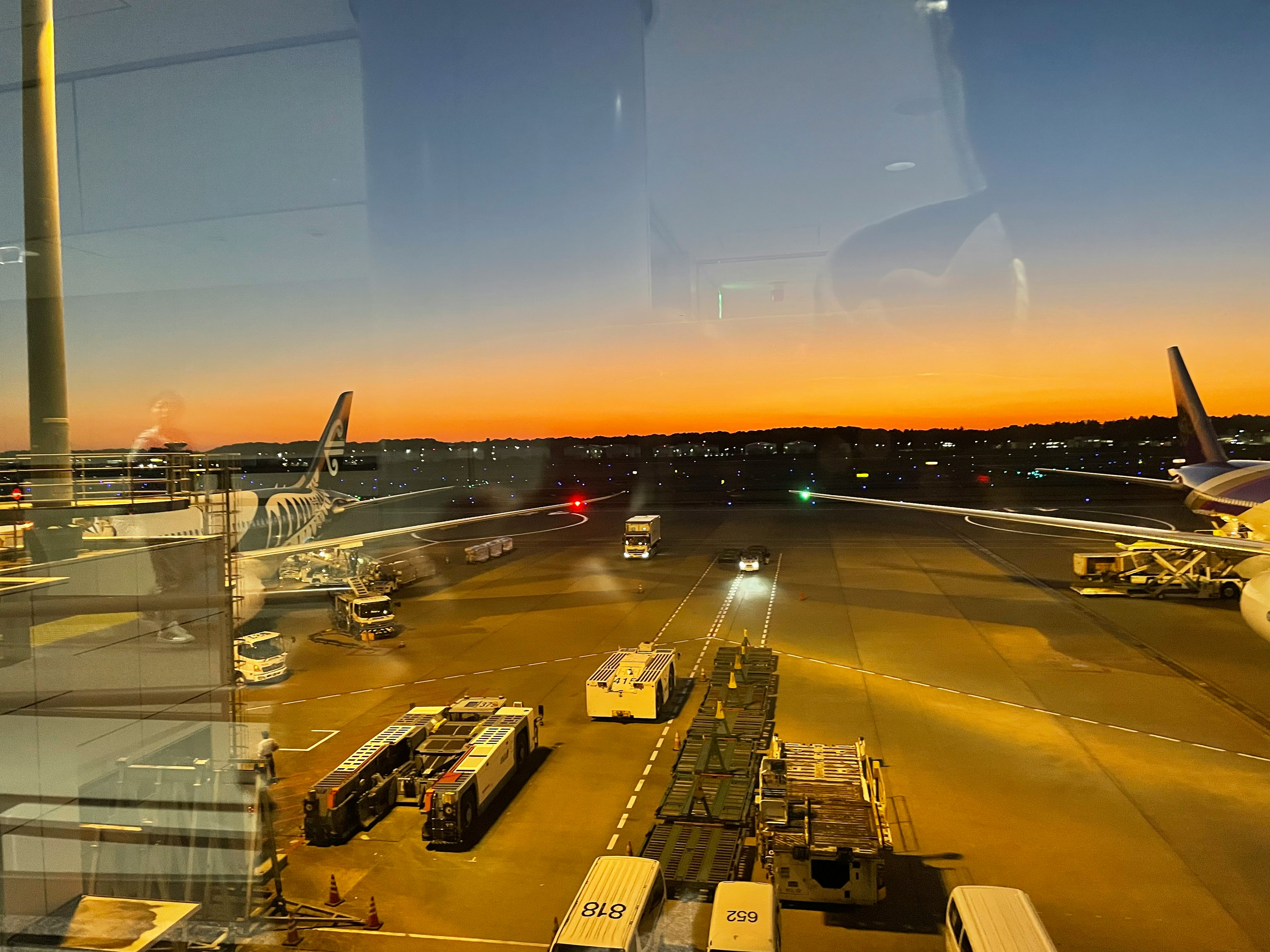 空港の夕焼けと駐機中の航空機の風景