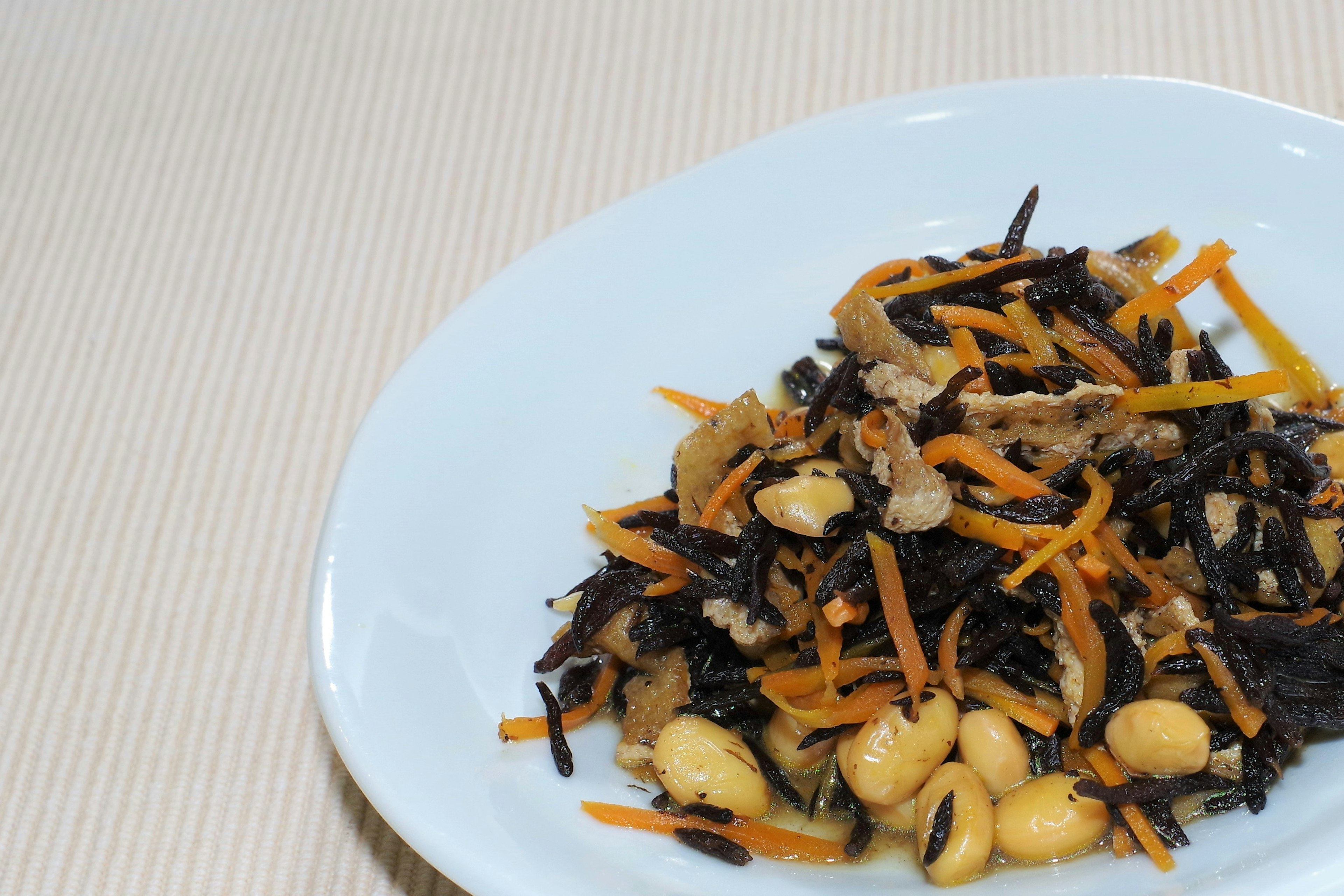 Salad of hijiki seaweed and beans with carrots