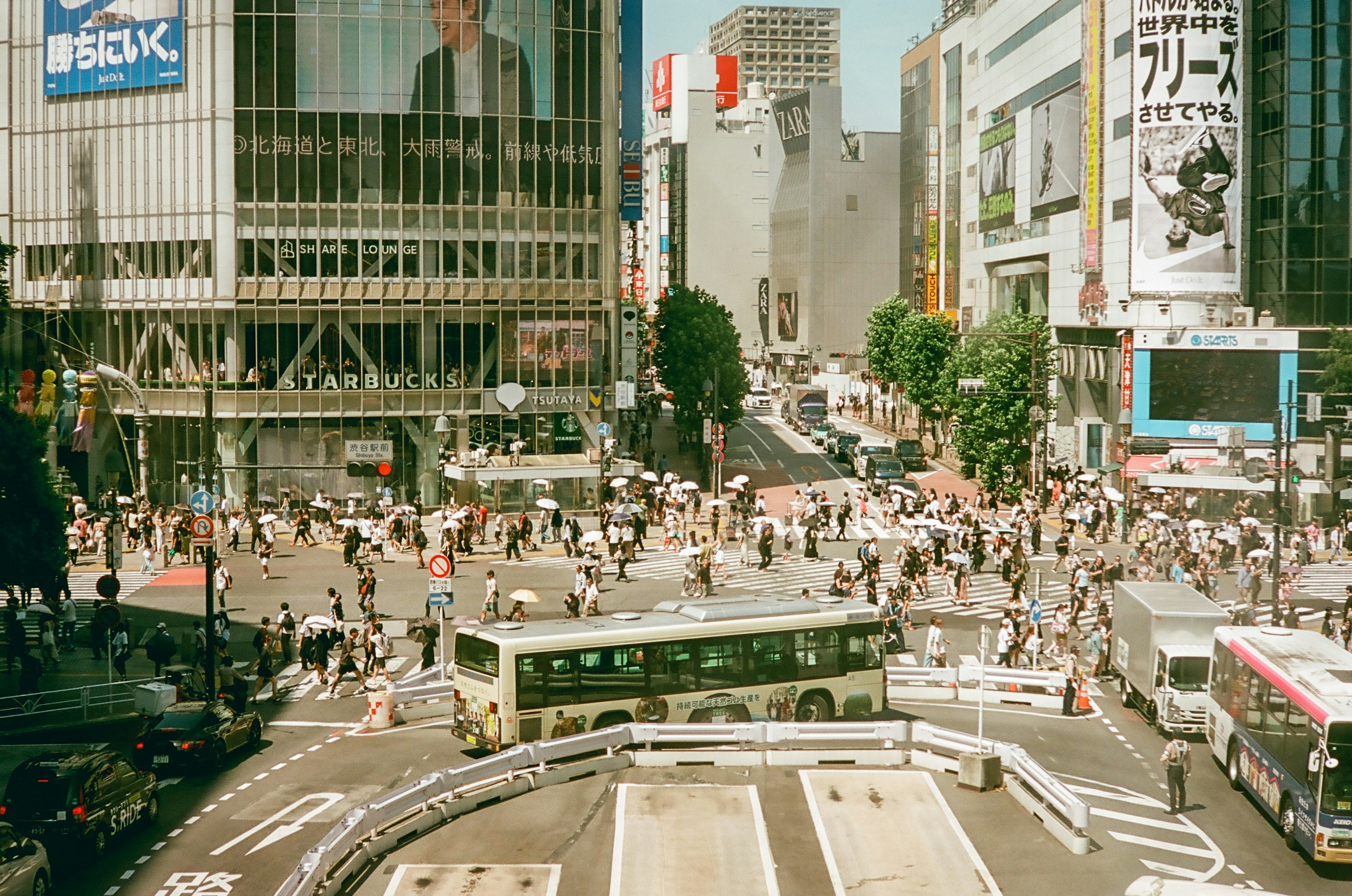 渋谷の繁忙な交差点と人々の流れ