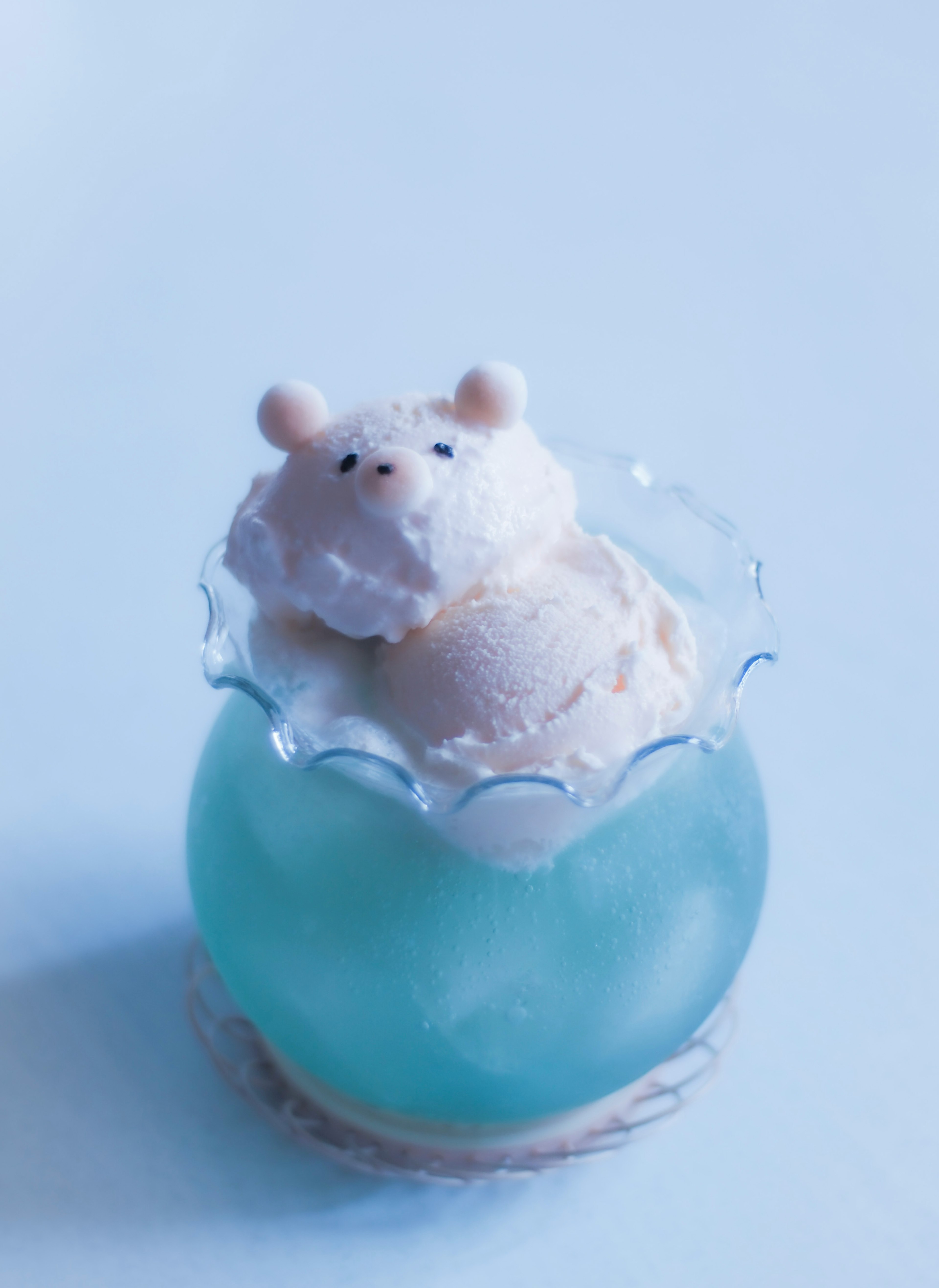 Dessert avec une glace en forme d'ours sur un gel bleu