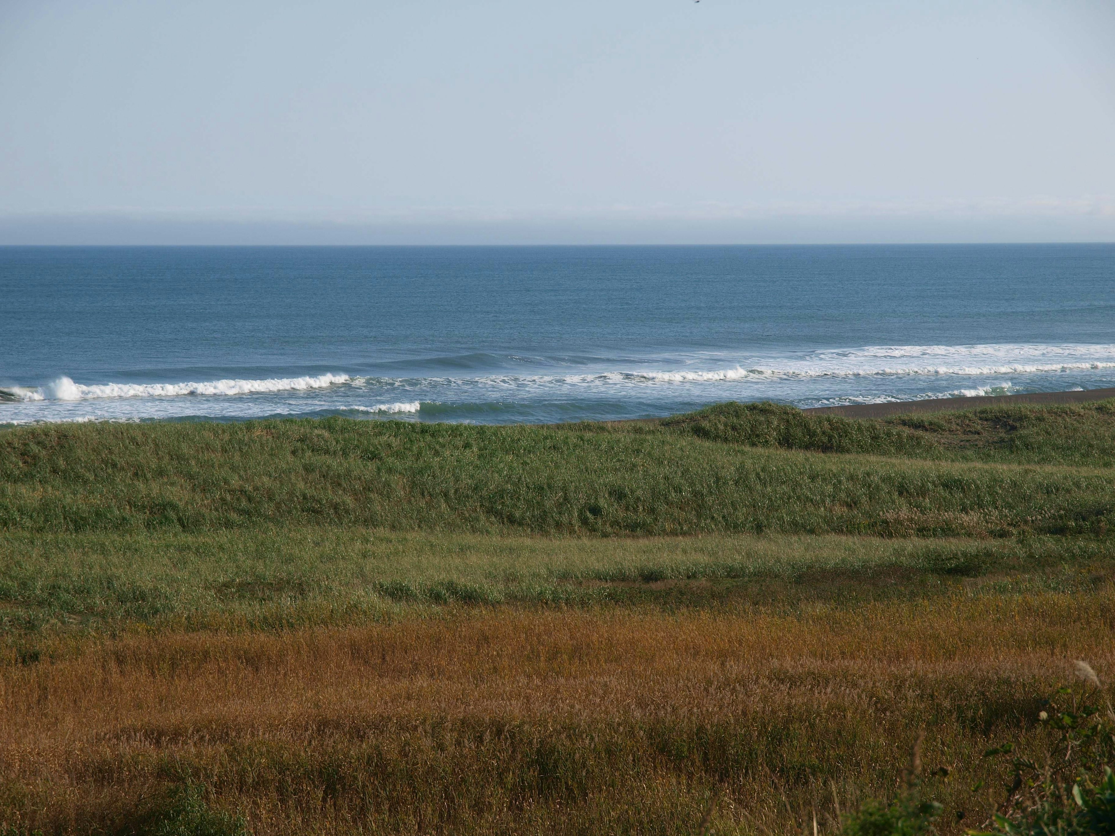 Amplio paisaje con océano azul y olas