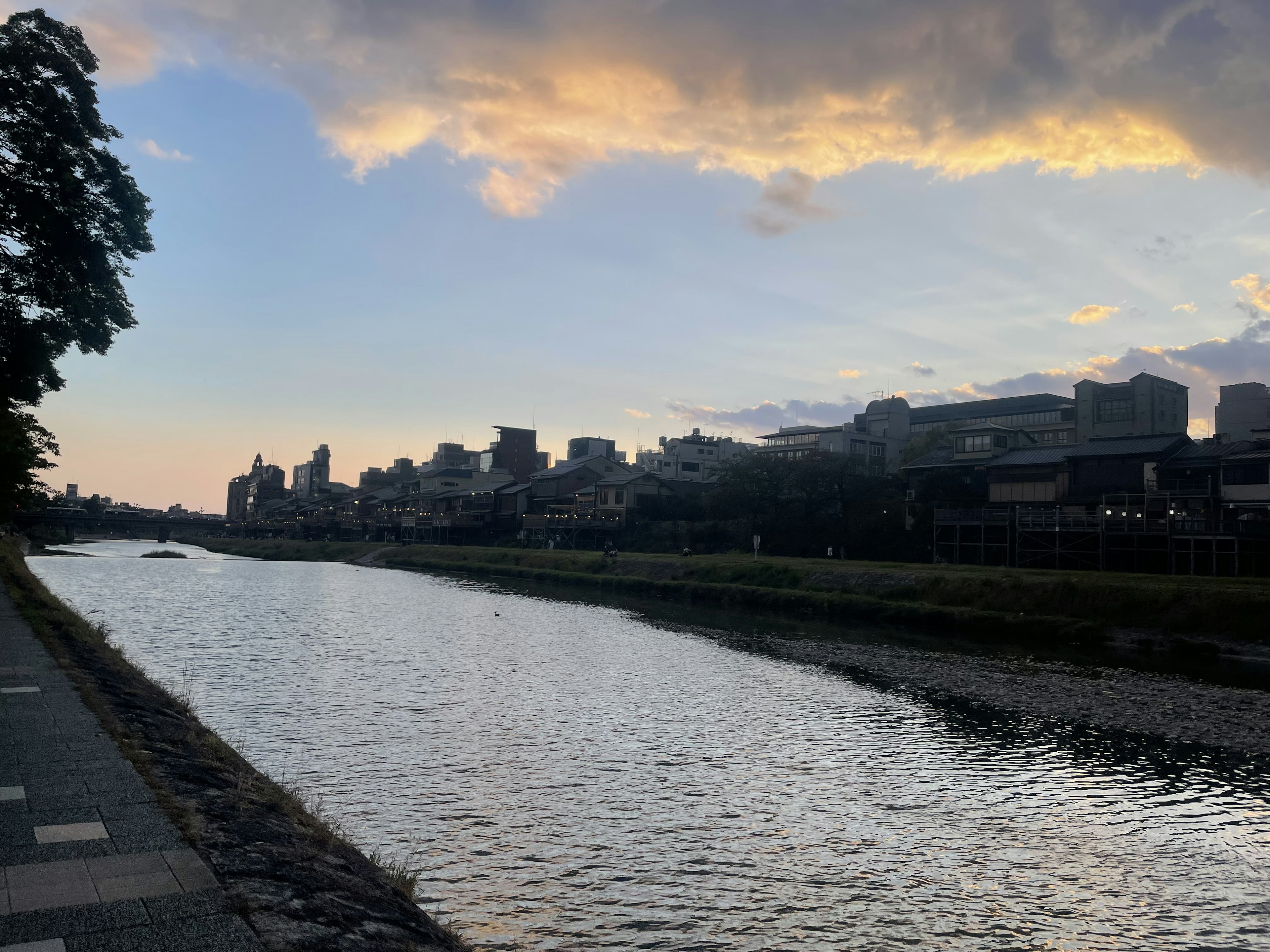 川沿いの風景と夕焼けの空