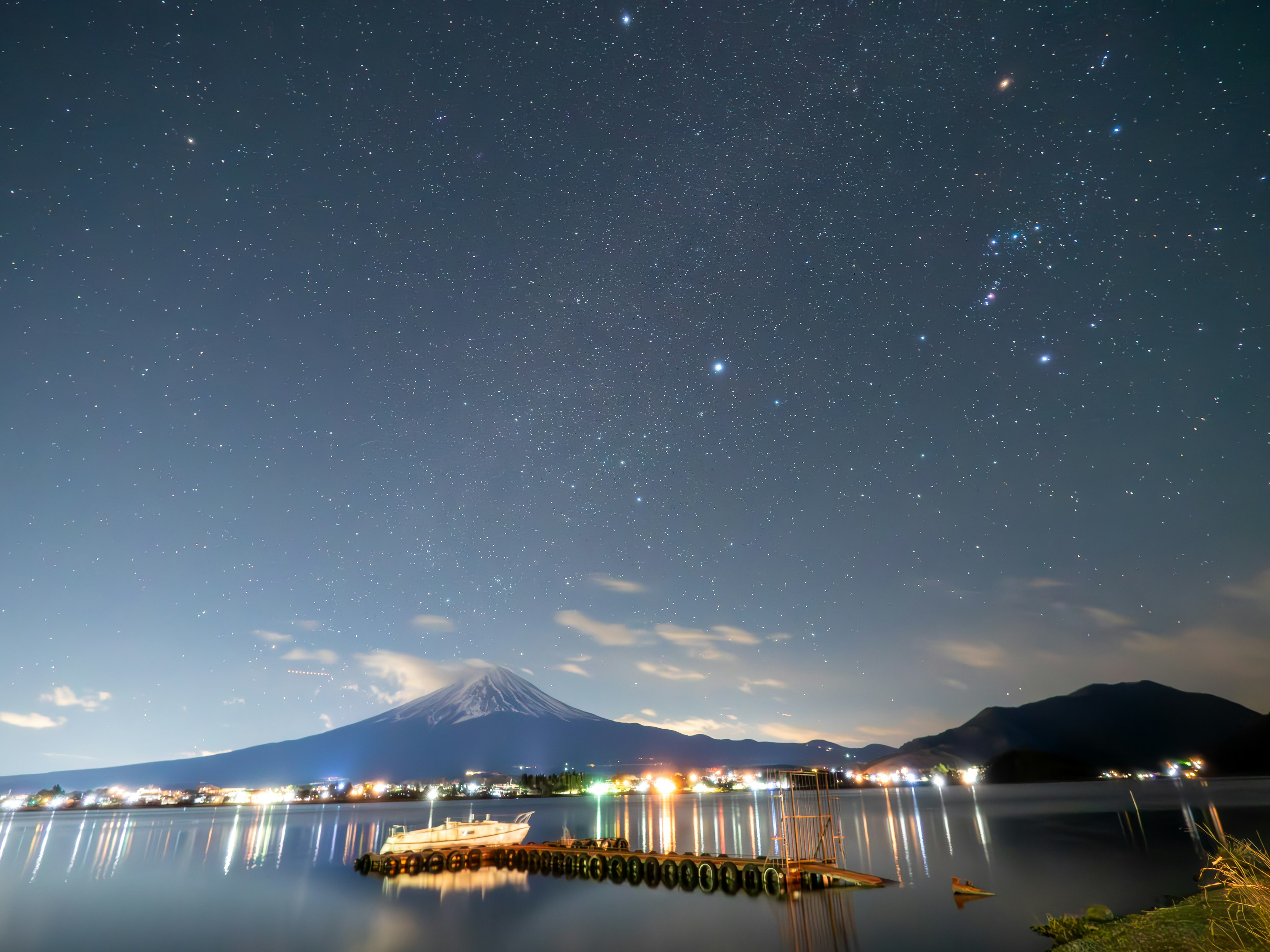 Vue nocturne avec le mont Fuji et un ciel étoilé