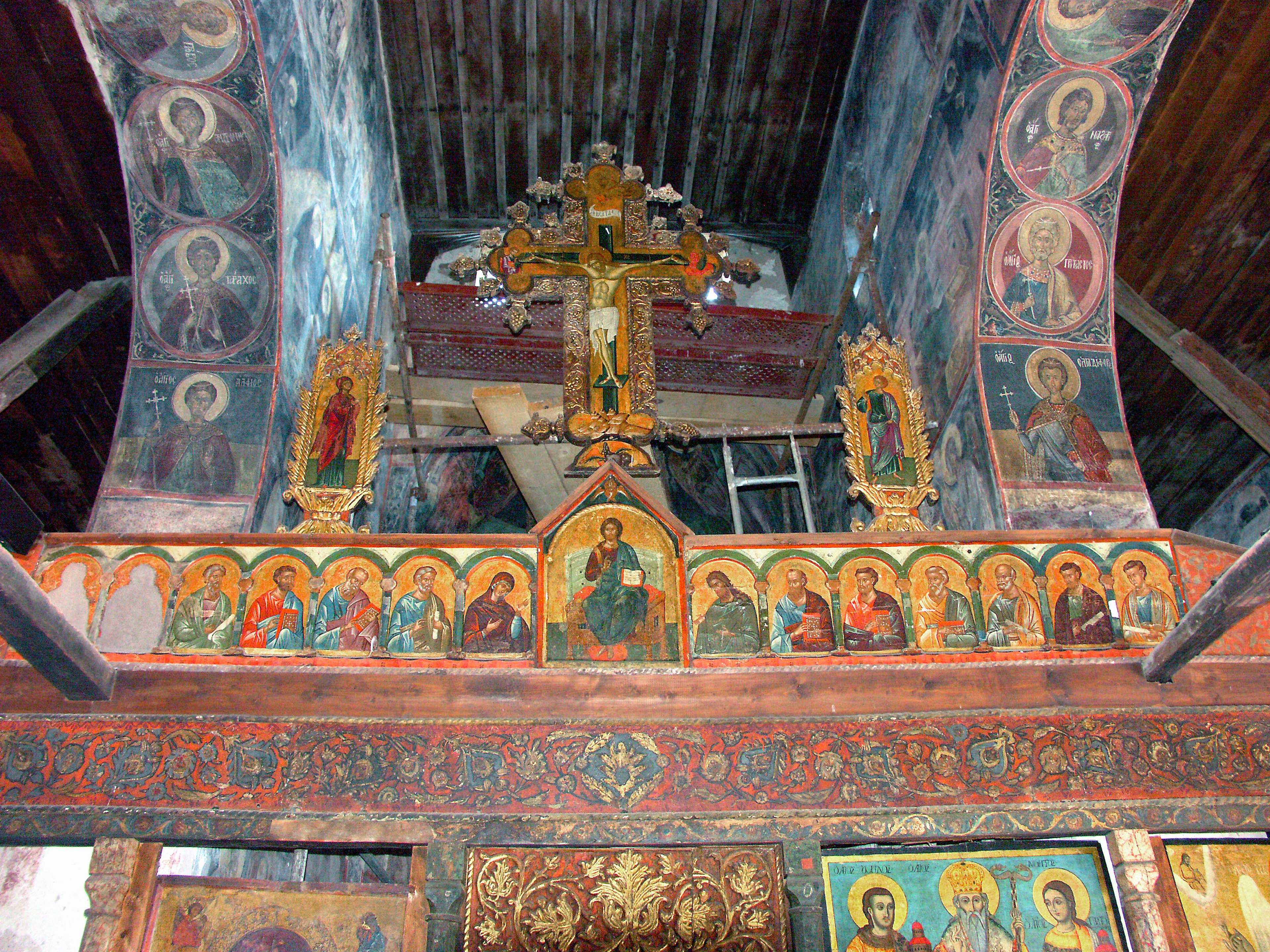 Interior gereja dengan ikon dan dekorasi salib yang indah