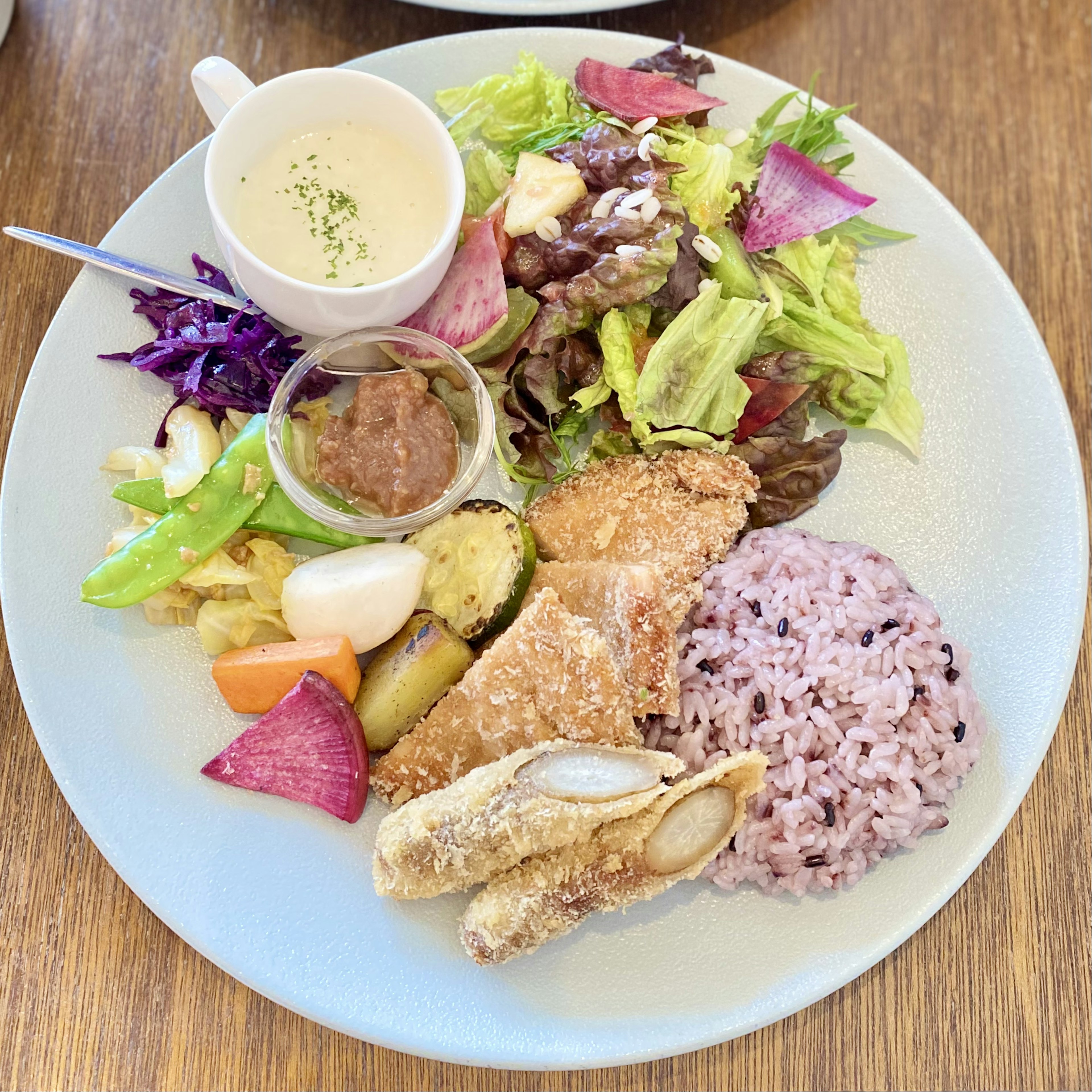 色とりどりのサラダとご飯が盛り付けられたプレート