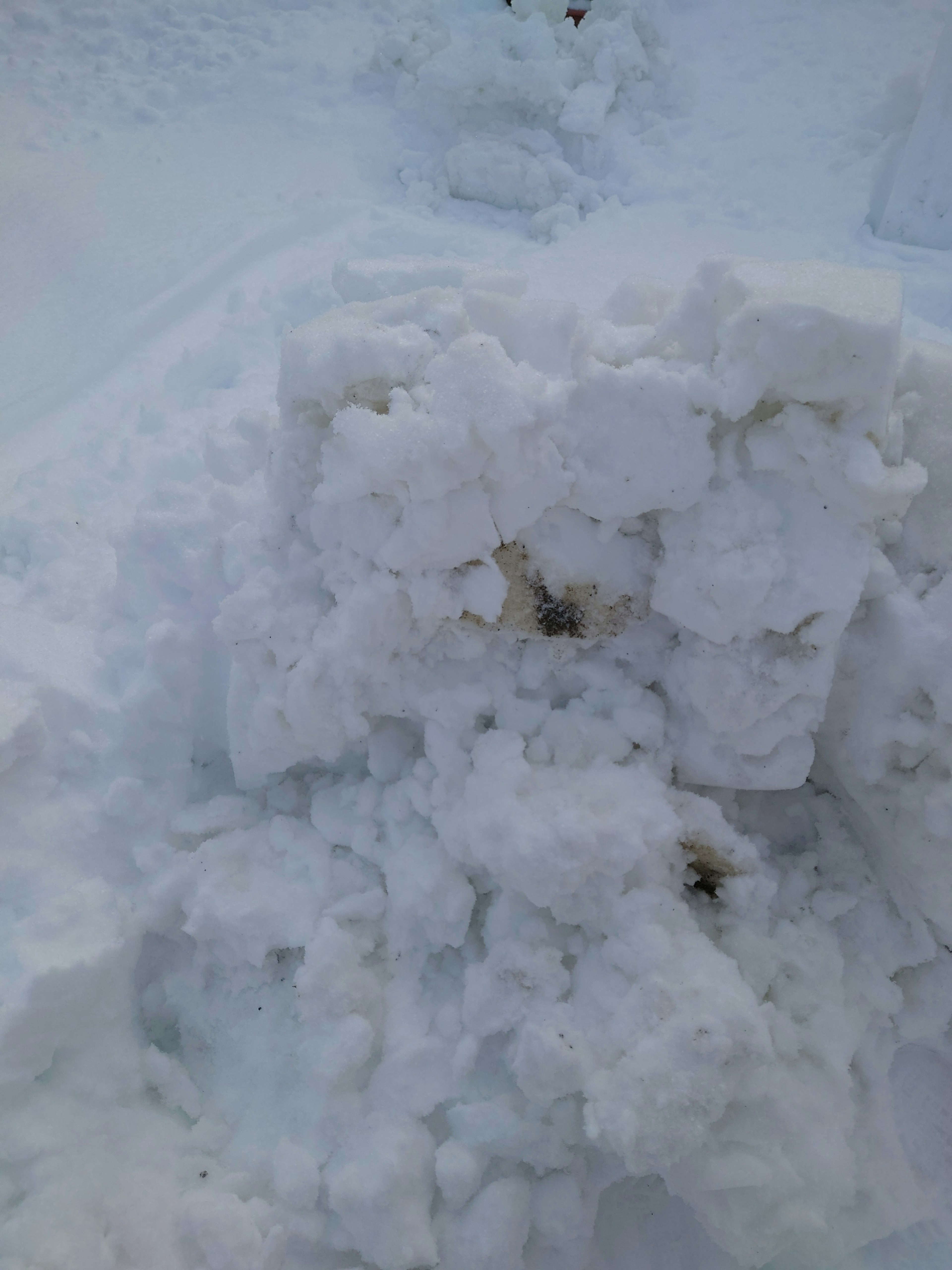 Tas de neige avec un fond blanc éclatant montrant un paysage d'hiver