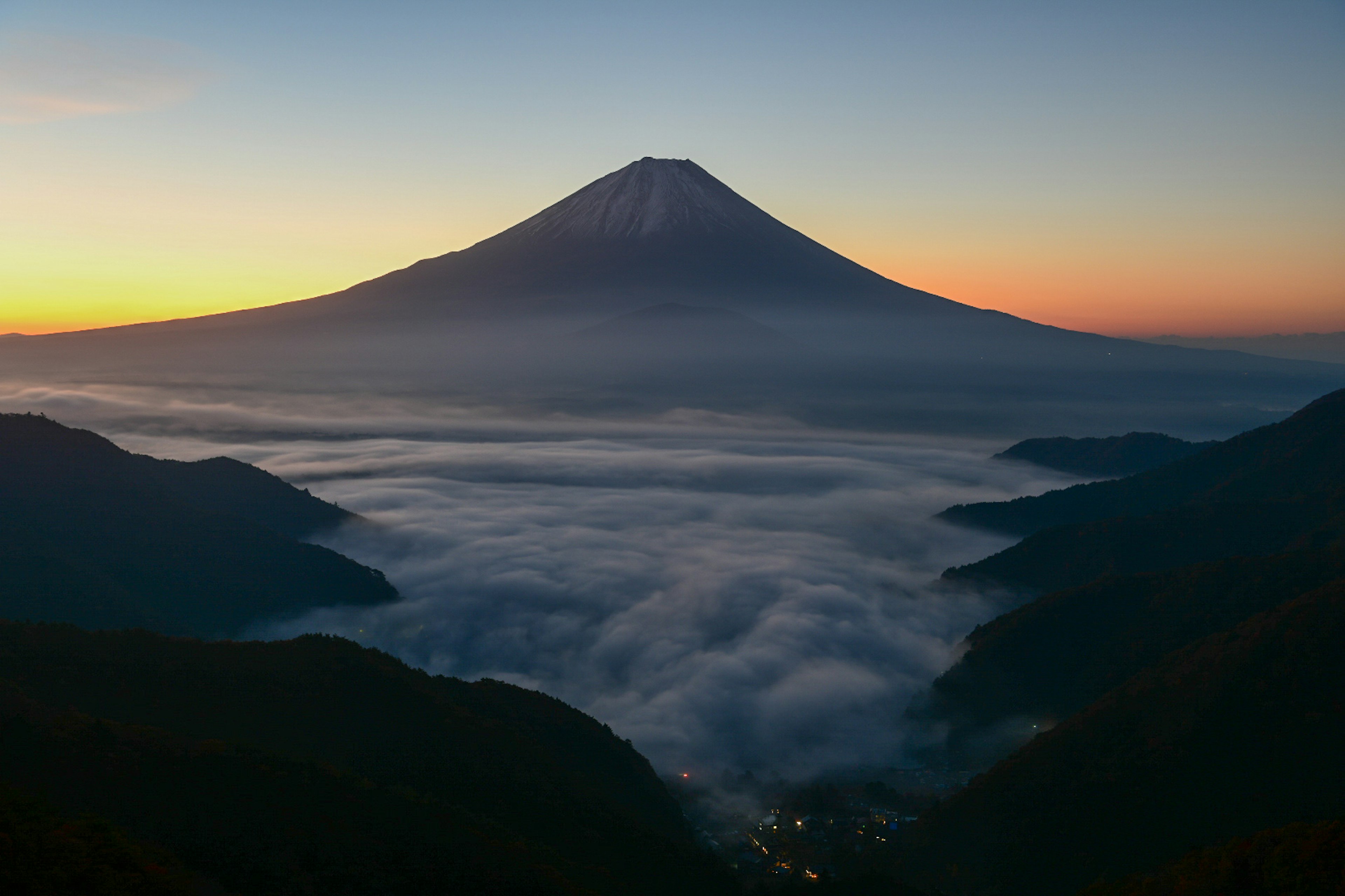 Beeindruckende Aussicht auf den Fuji mit einer Wolkenmeer bei Sonnenaufgang