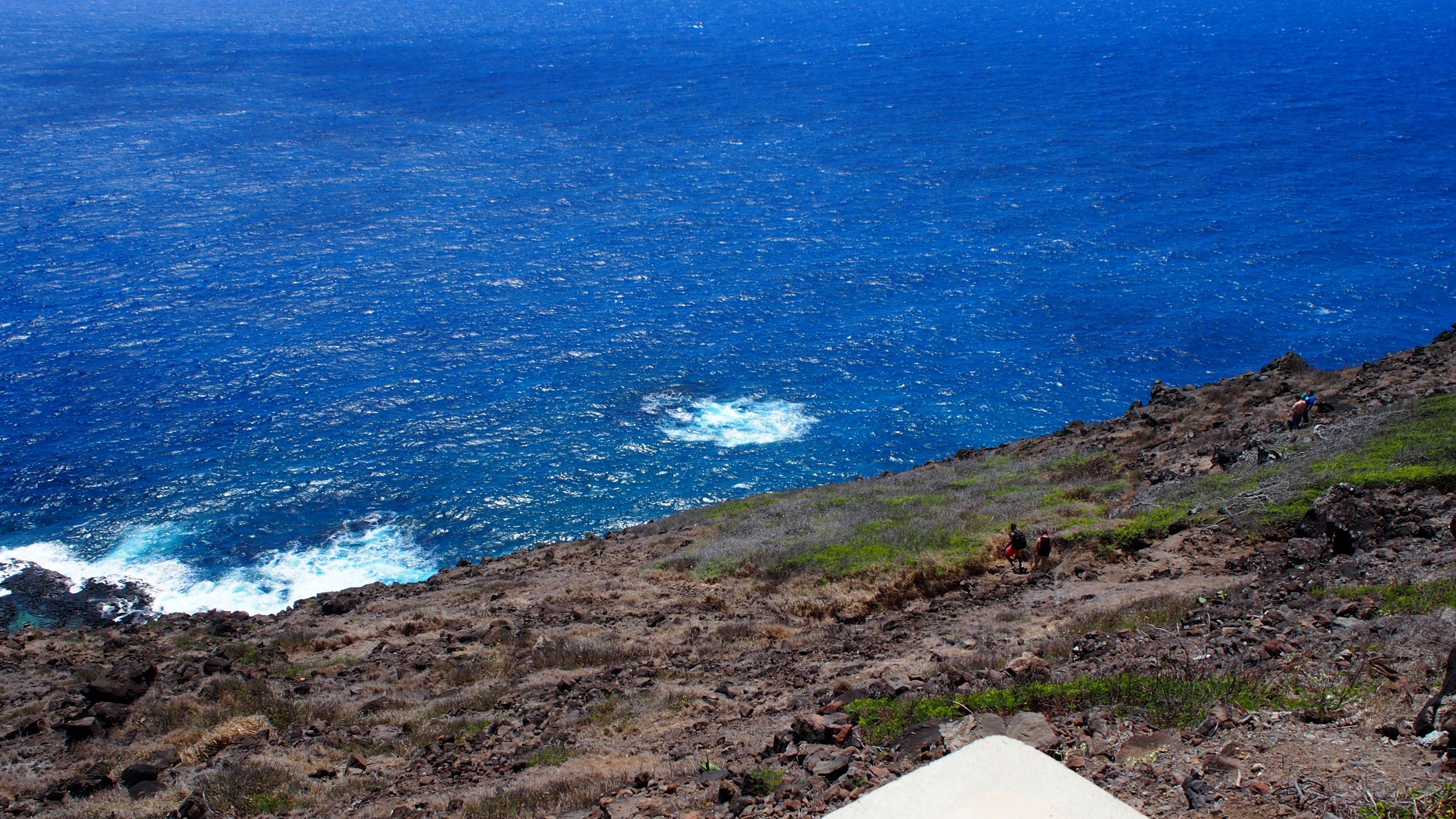 Bella vista dell'oceano blu e della scogliera rocciosa