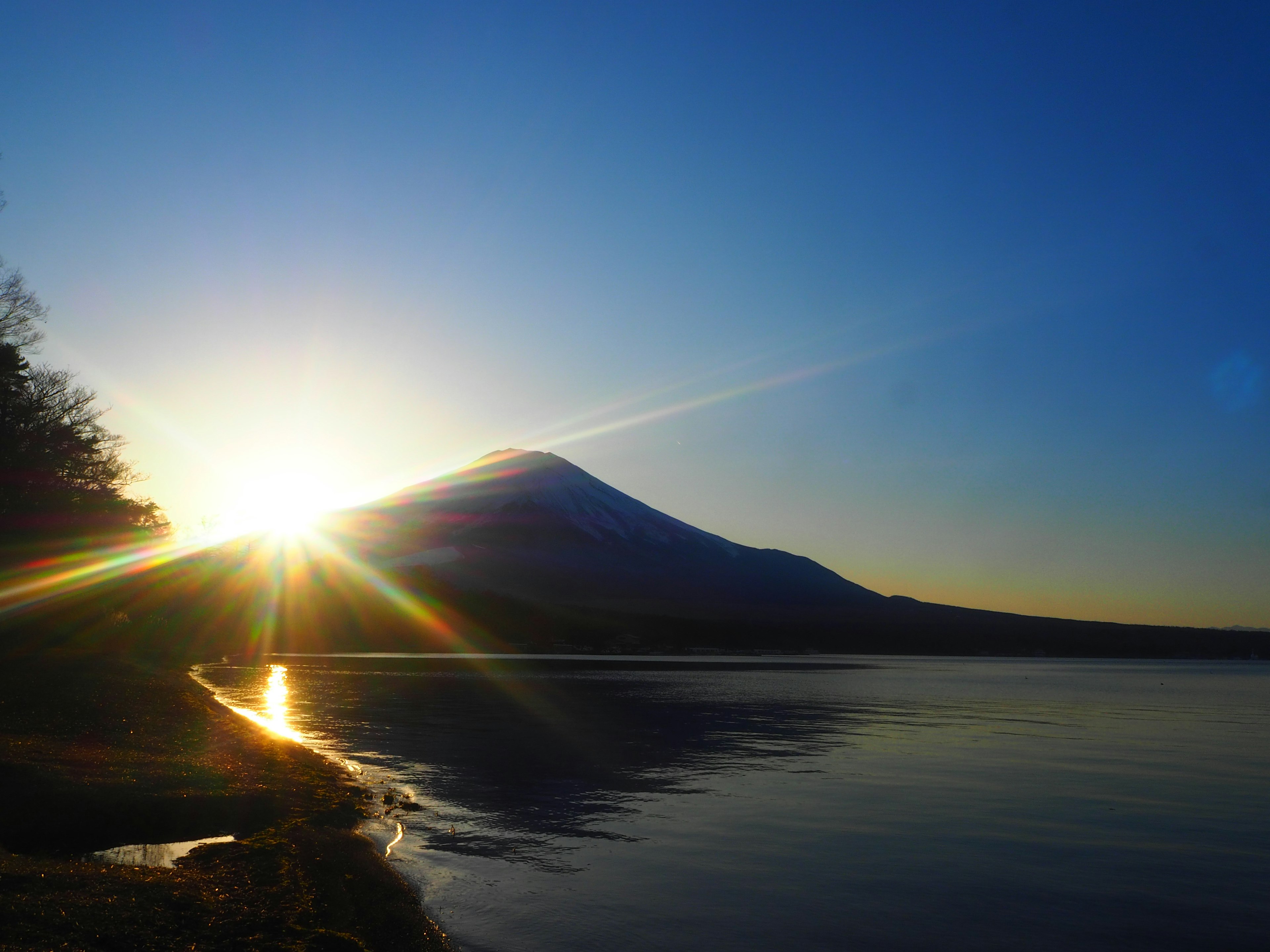 Schöner Sonnenuntergang hinter dem Berg Fuji