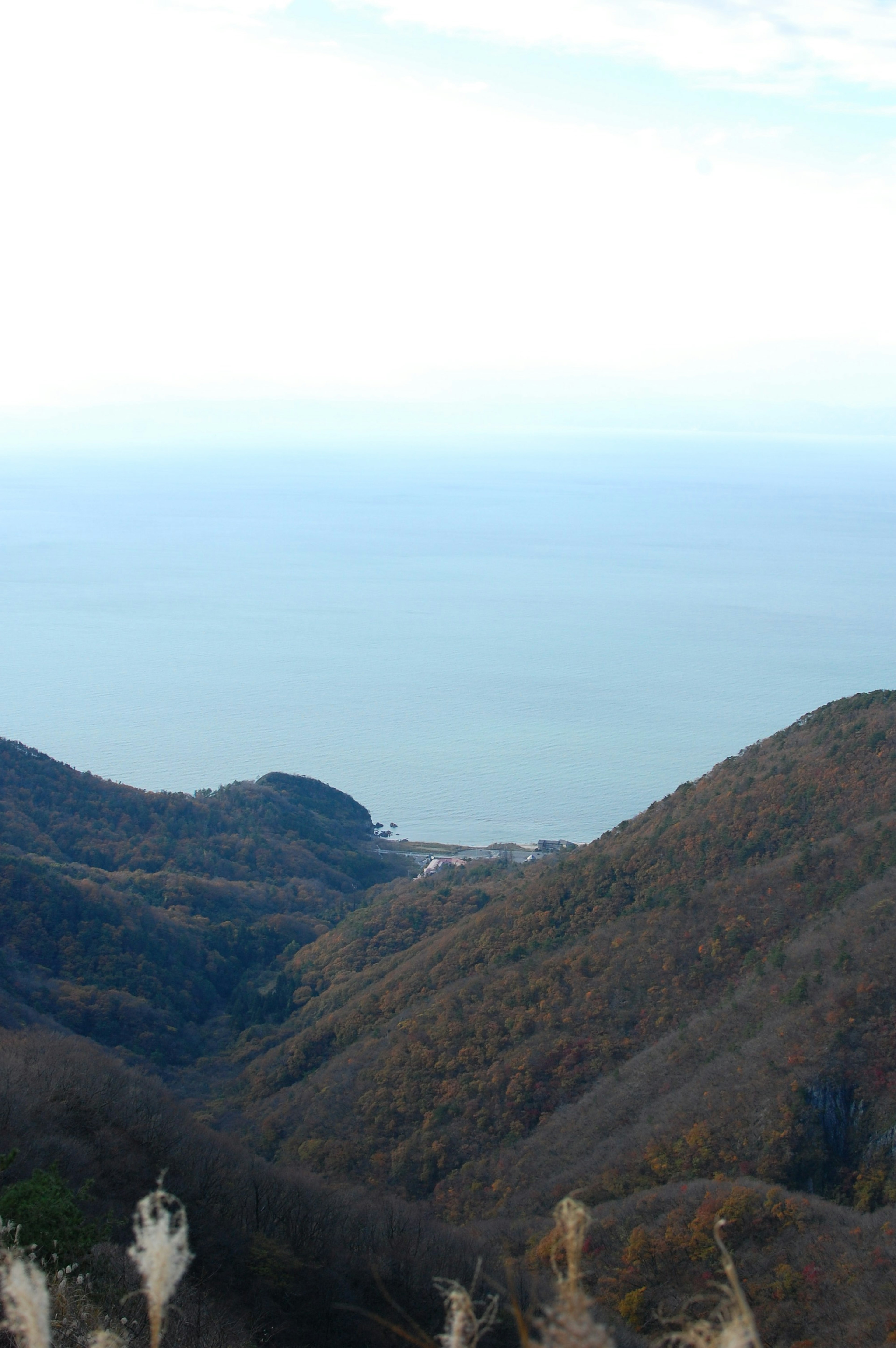 Una vista escénica de montañas y el mar