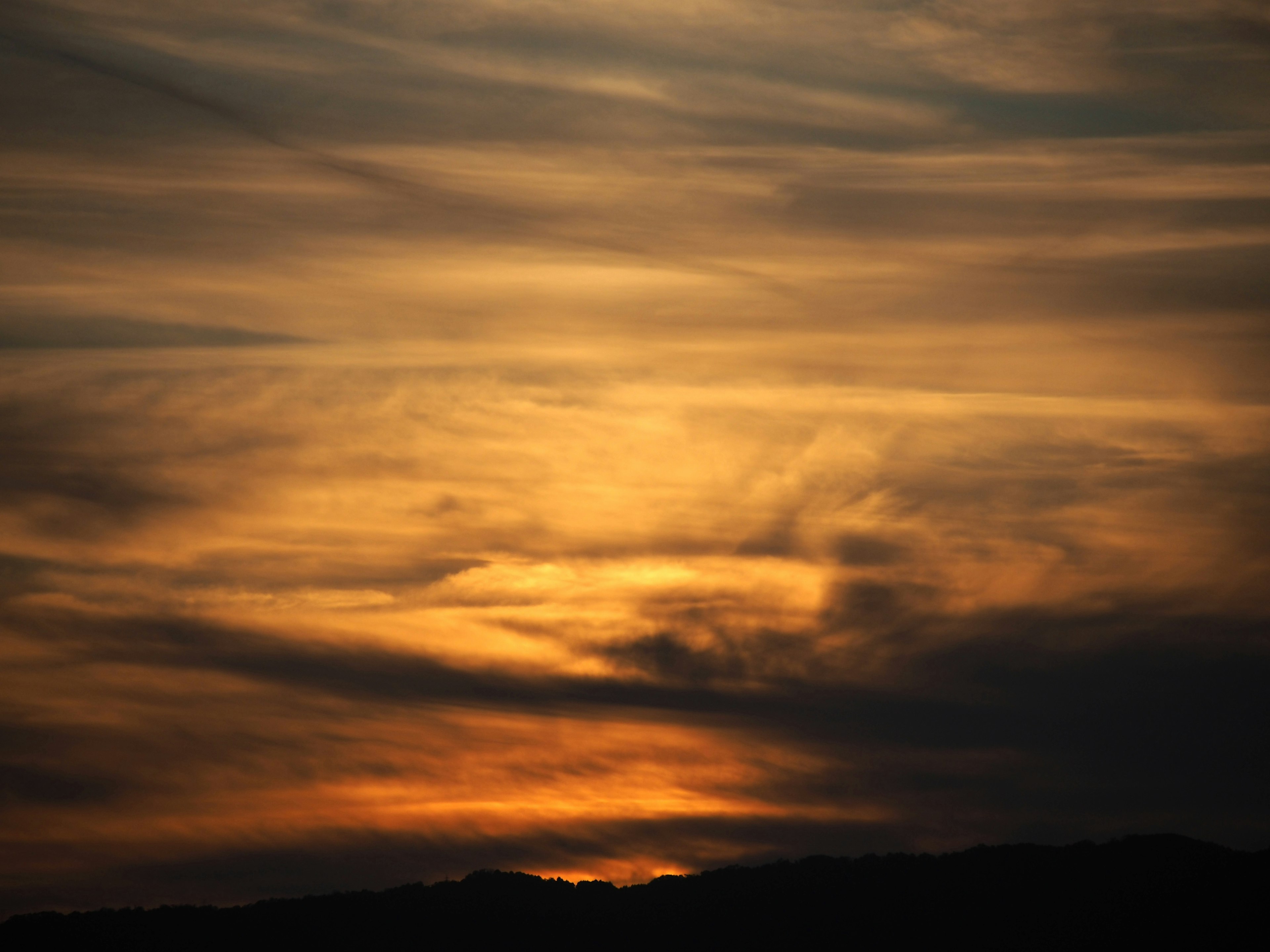 Ciel de coucher de soleil magnifique avec des couleurs vives et des motifs nuageux