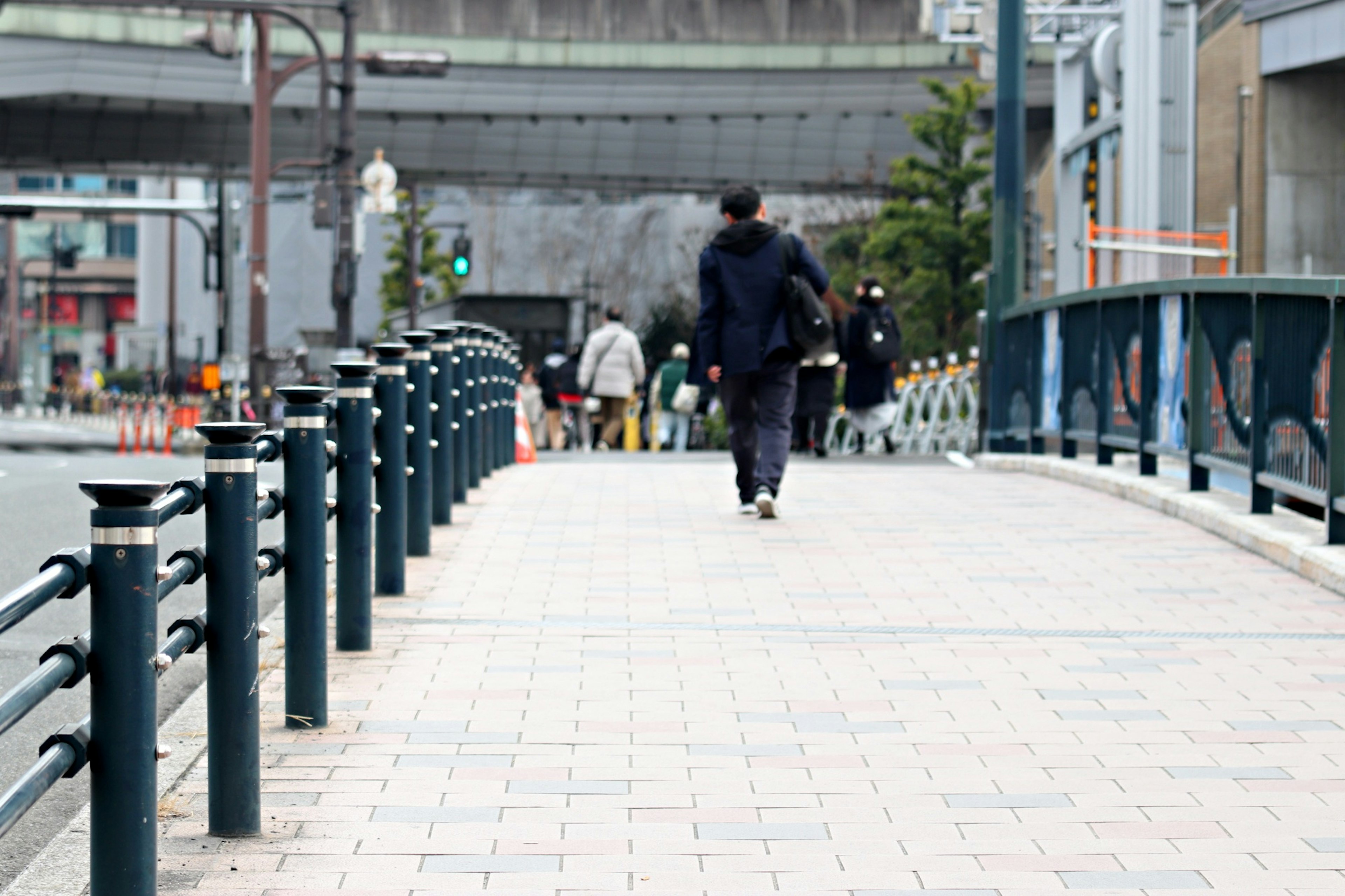 Persona che cammina su un marciapiede con paesaggio urbano