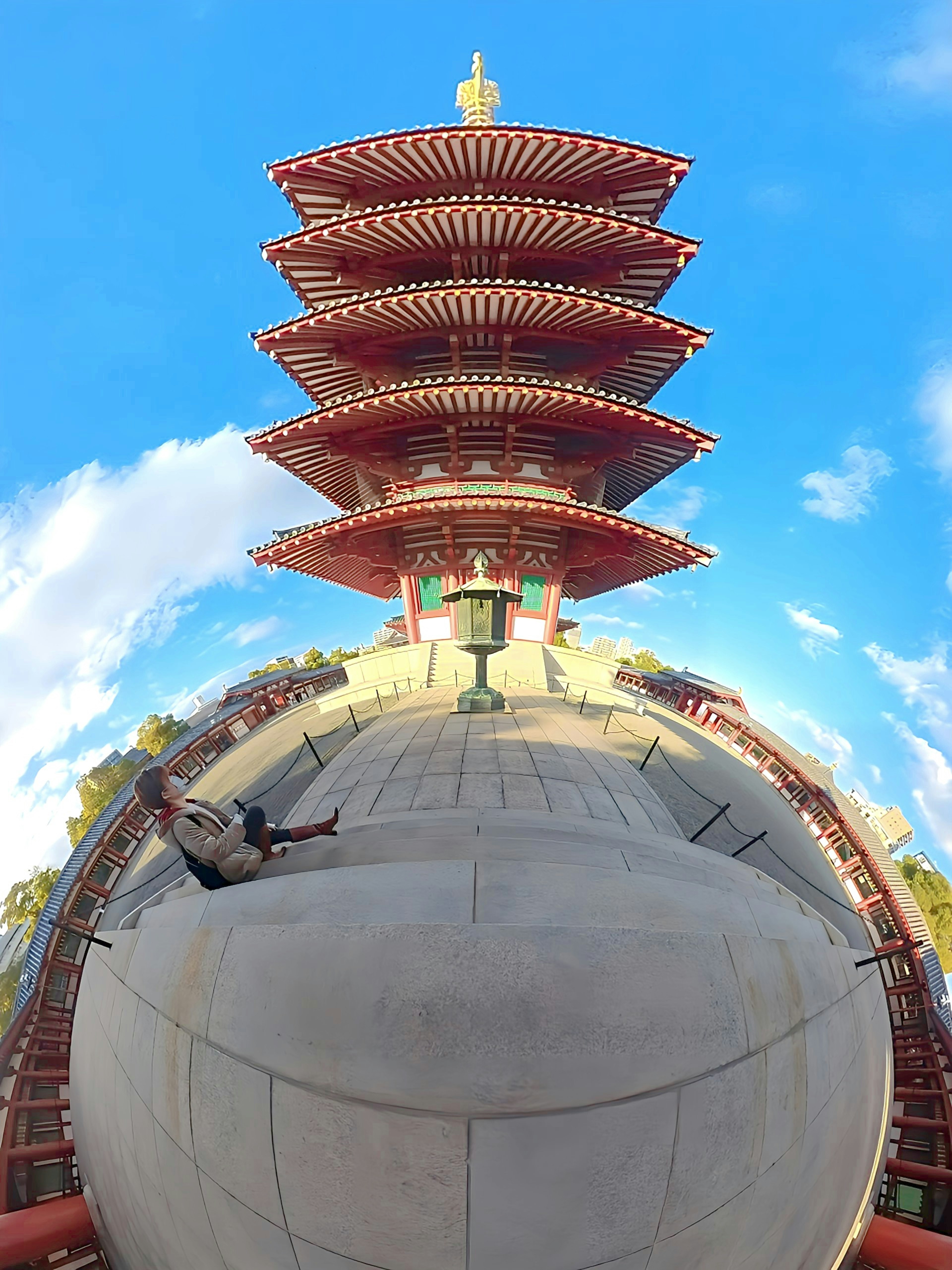 Pagoda dengan langit biru dan plaza melingkar