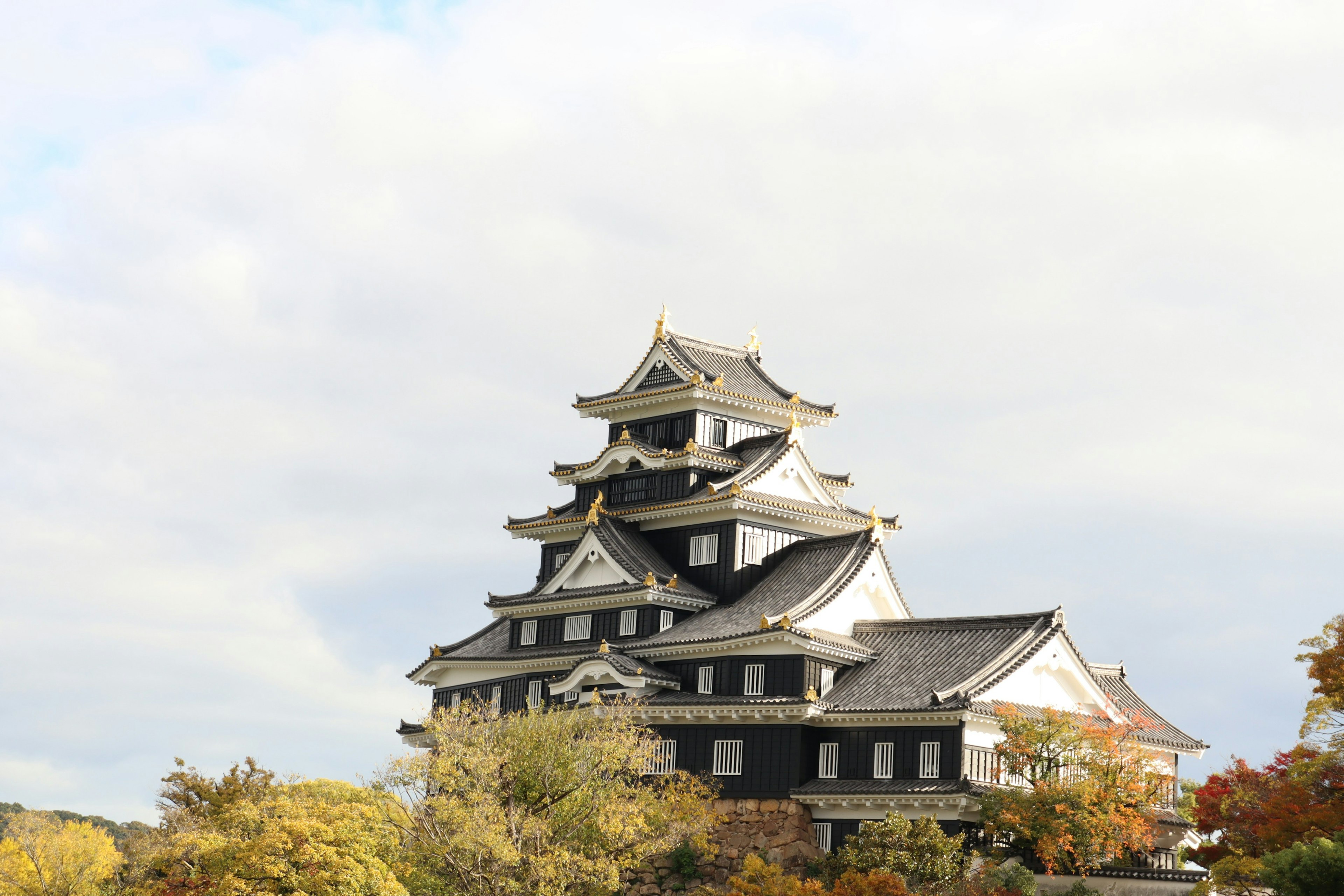 Kastil Jepang dengan eksterior hitam dan atap emas