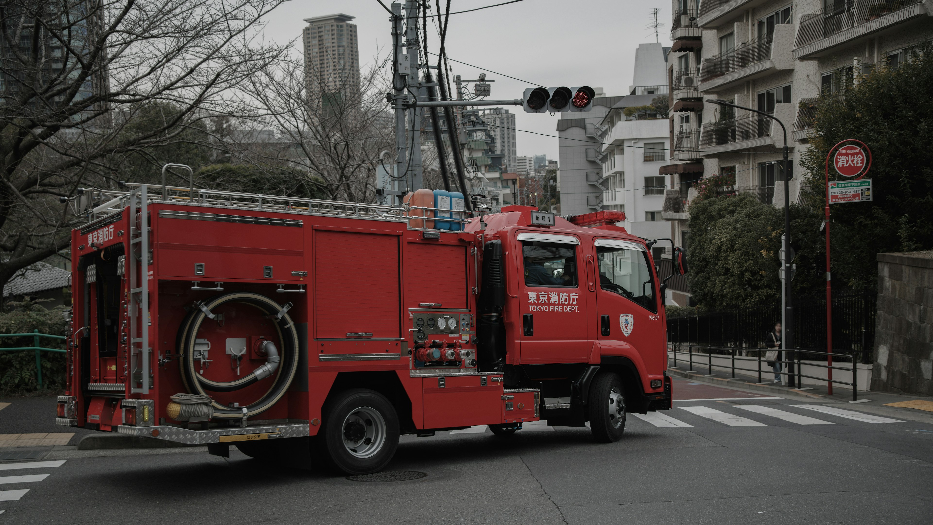 Camión de bomberos rojo girando en una intersección