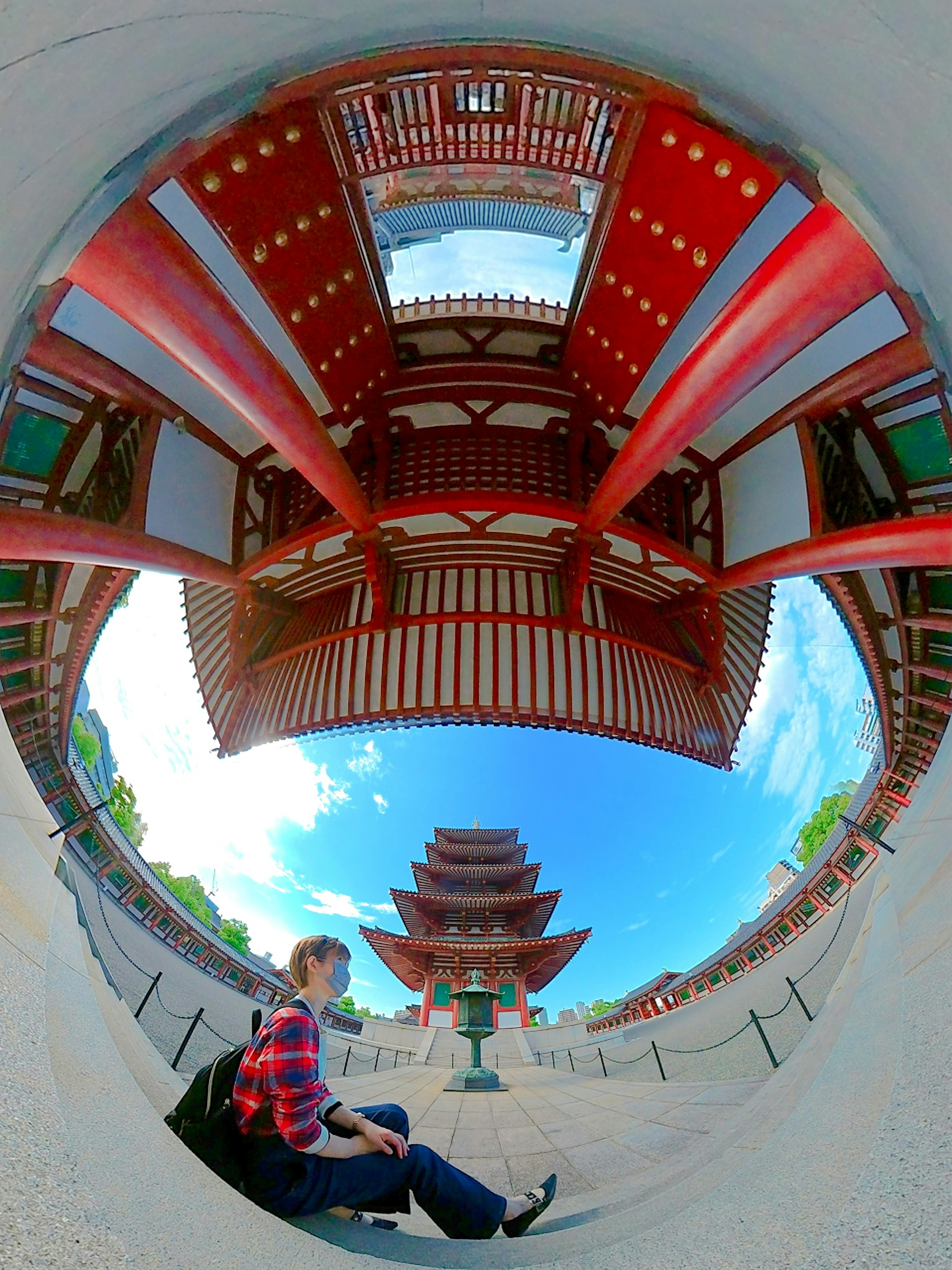 Weitwinkelansicht des Senso-ji-Tempels mit roten Dächern und blauem Himmel im Hintergrund