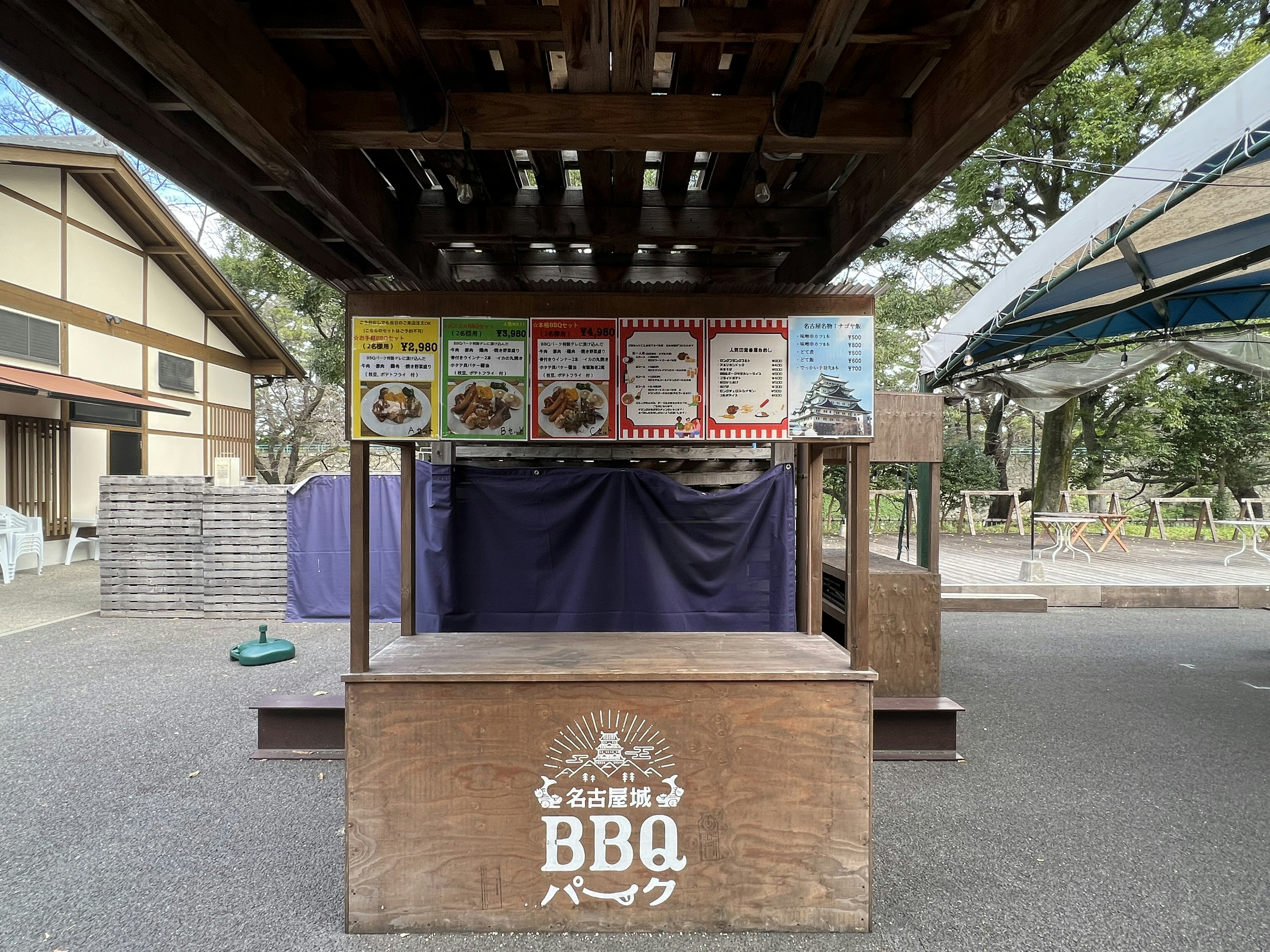 Vue extérieure d'un stand de barbecue avec menu affiché