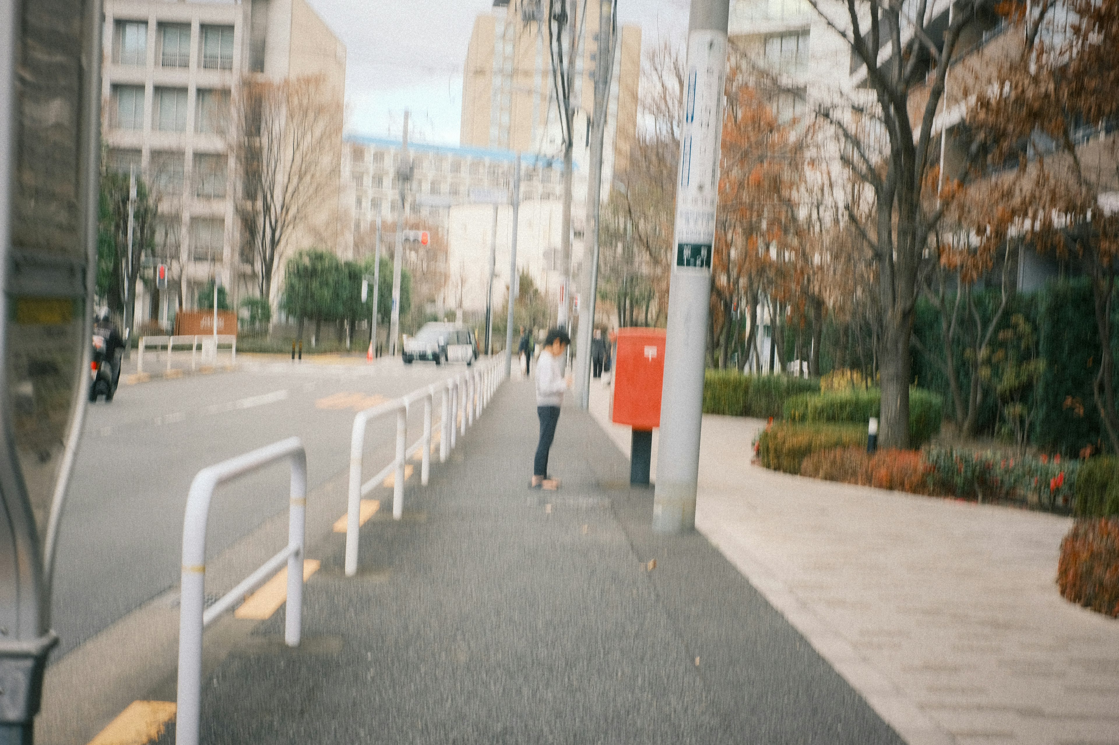 赤い郵便ポストがある静かな街路の風景と歩道