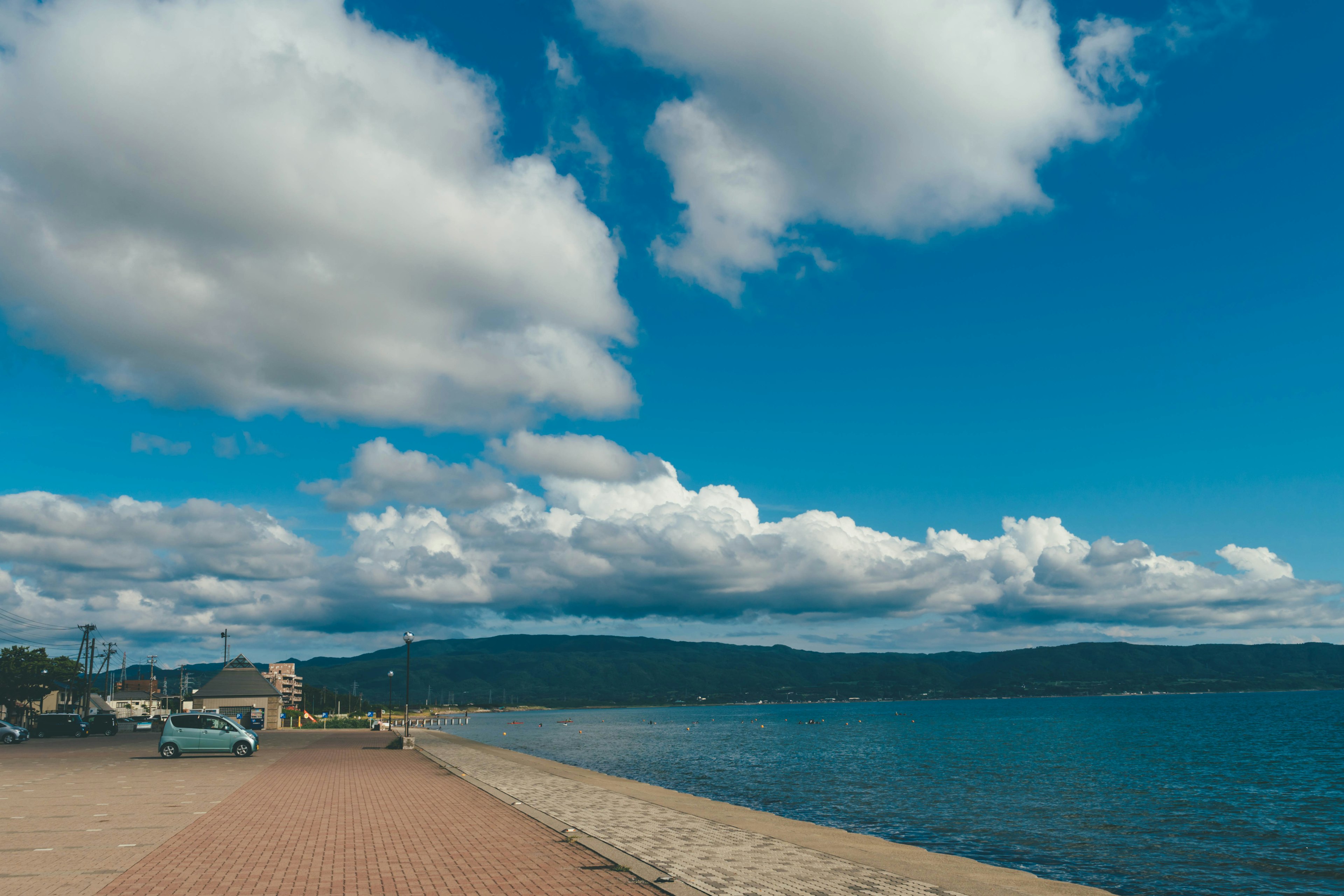 Vue côtière avec ciel bleu et nuages blancs