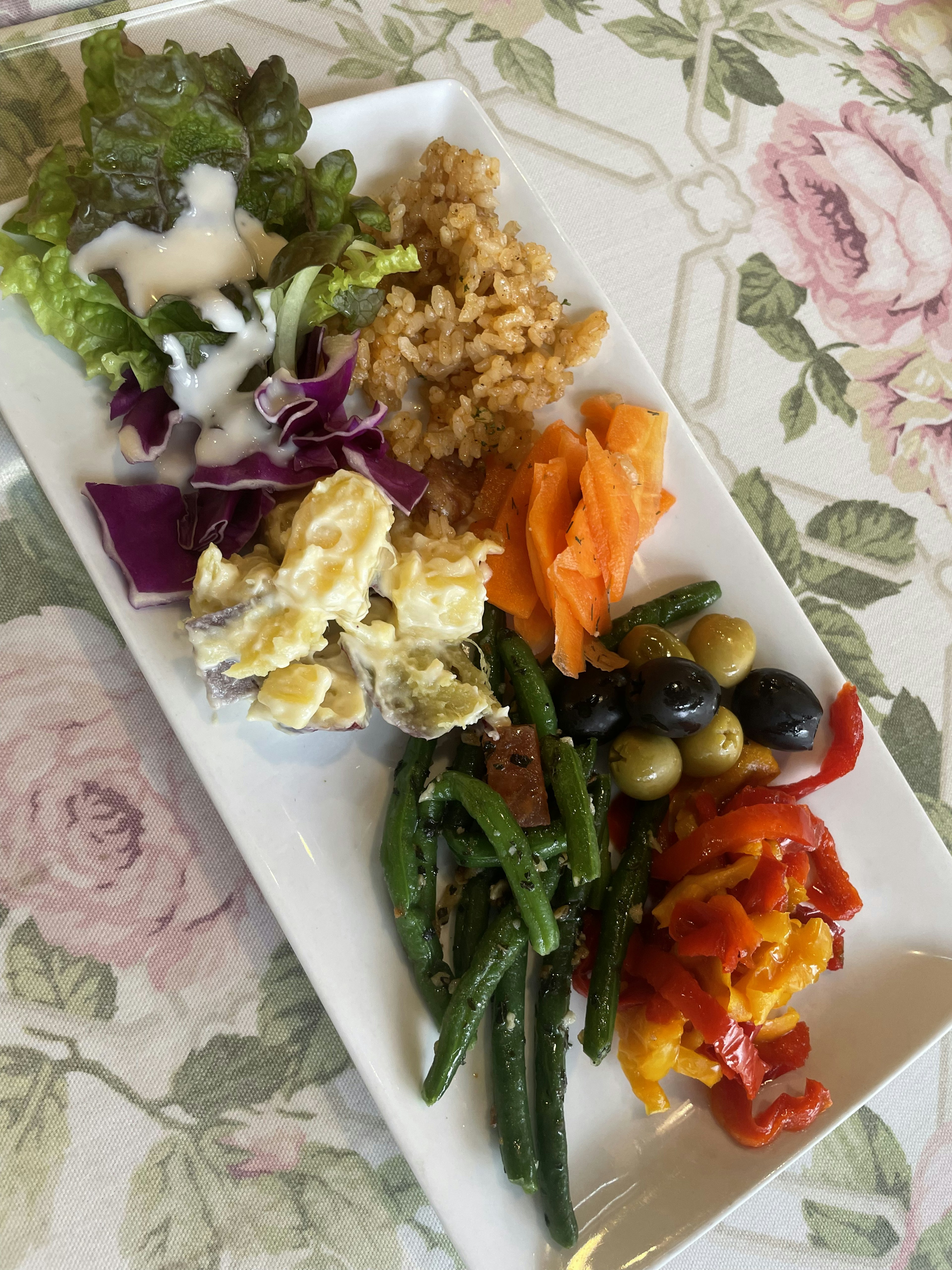 Ein Teller mit einer Vielzahl von buntem Gemüse und Salat