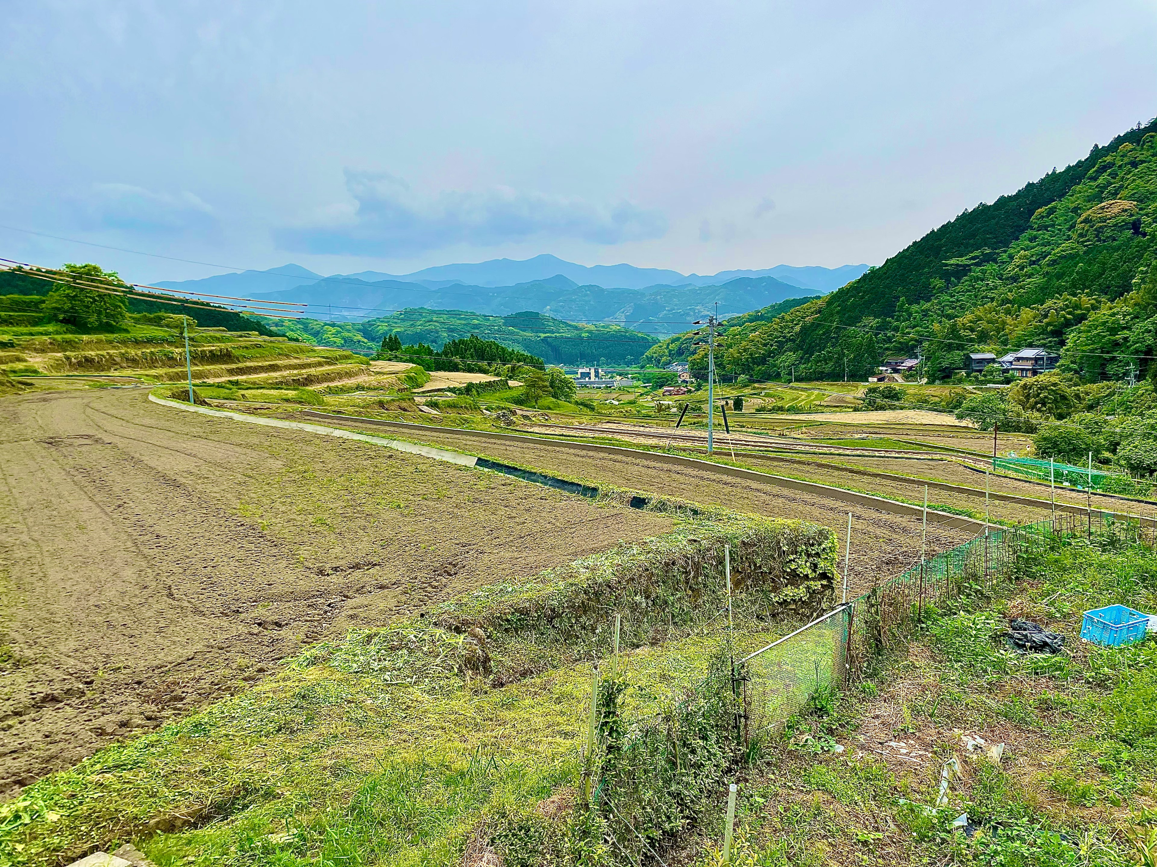 美しい田園風景の農地と山々の景観