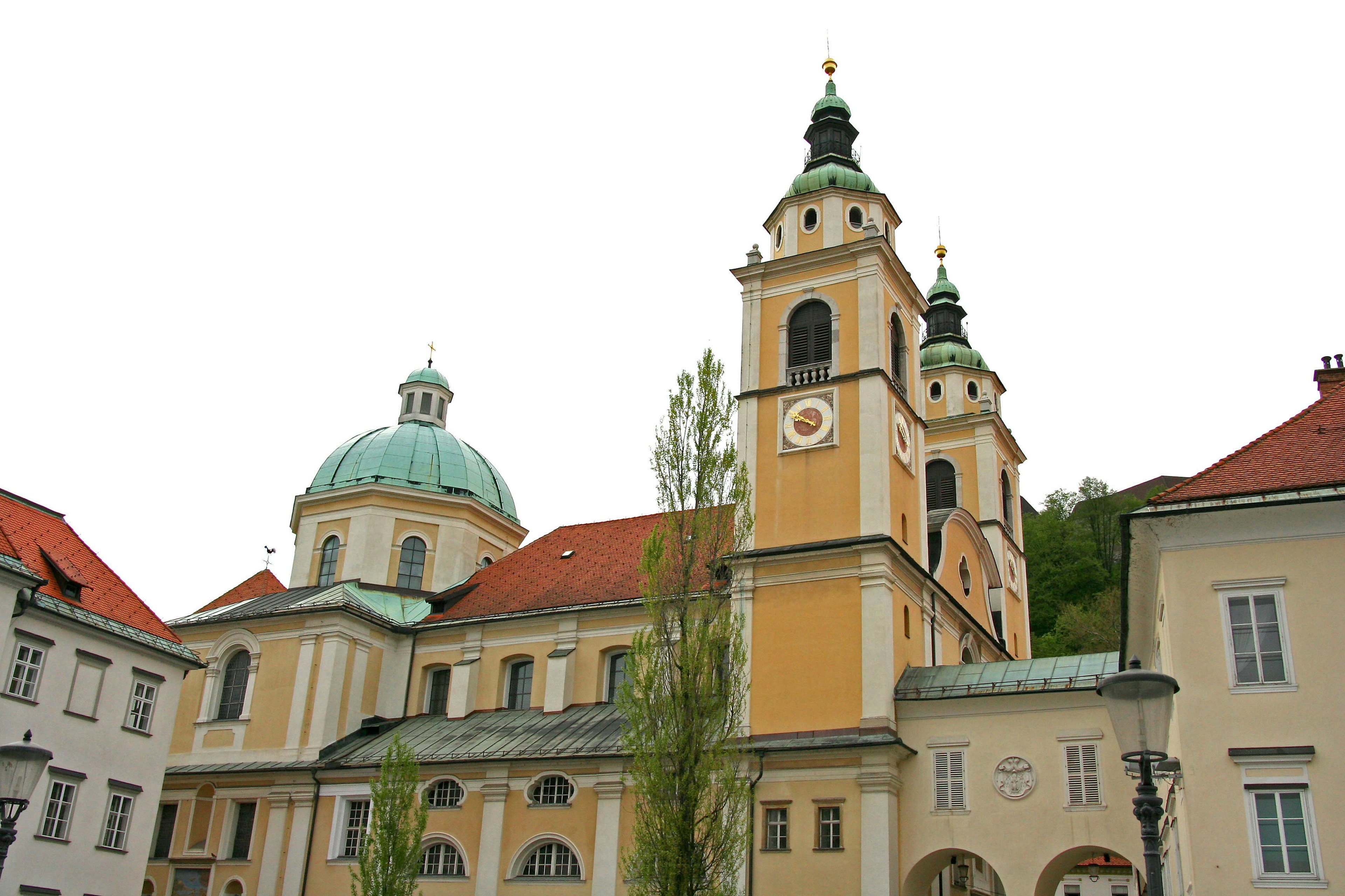 Vista esterna di una bella chiesa a Lubiana Slovenia con una cupola verde e torri alte