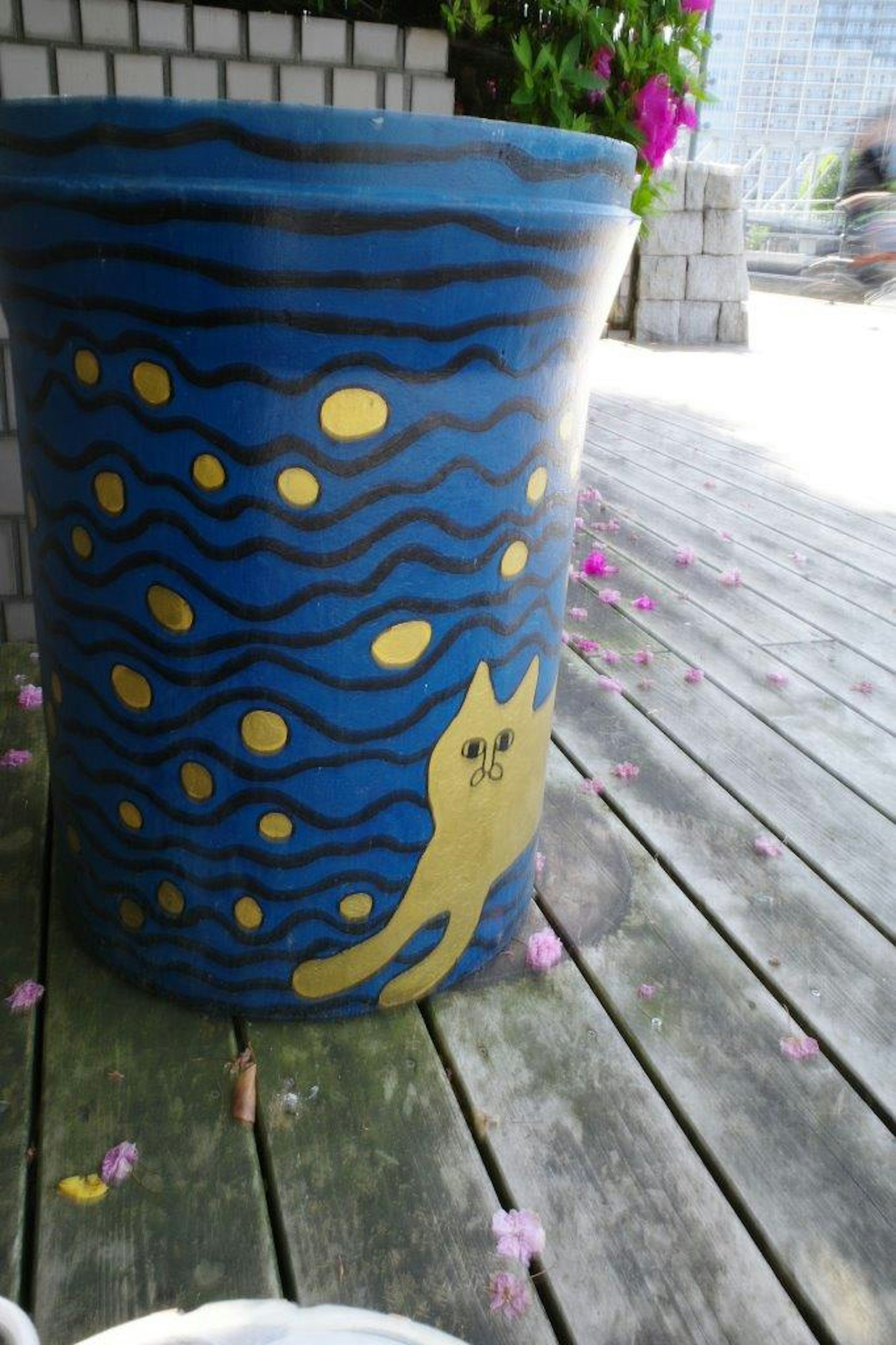 Vaso blu con un design di gatto dorato e motivi ondulati