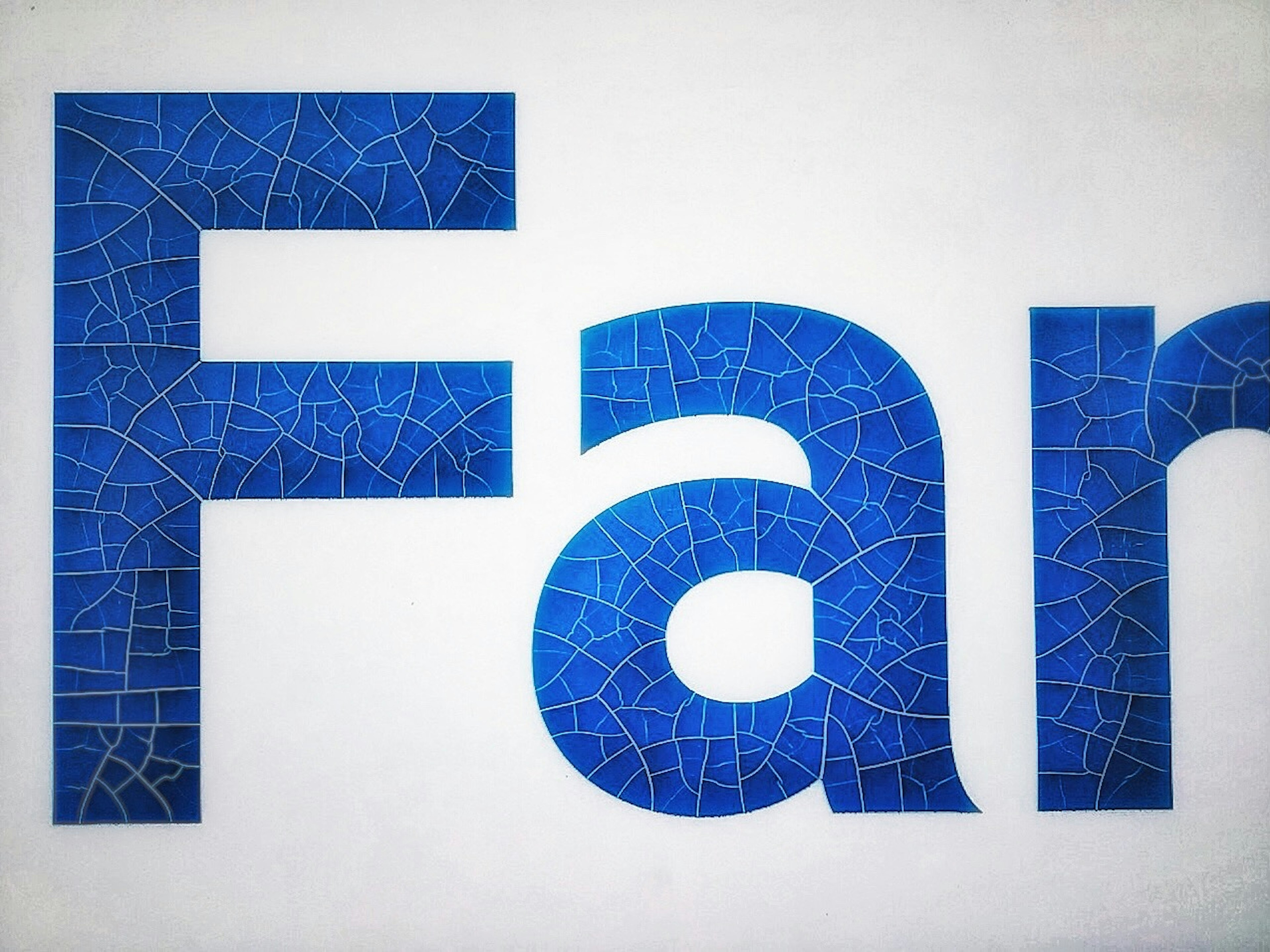 Große Buchstaben mit 'Far' in einem blauen Texturmuster