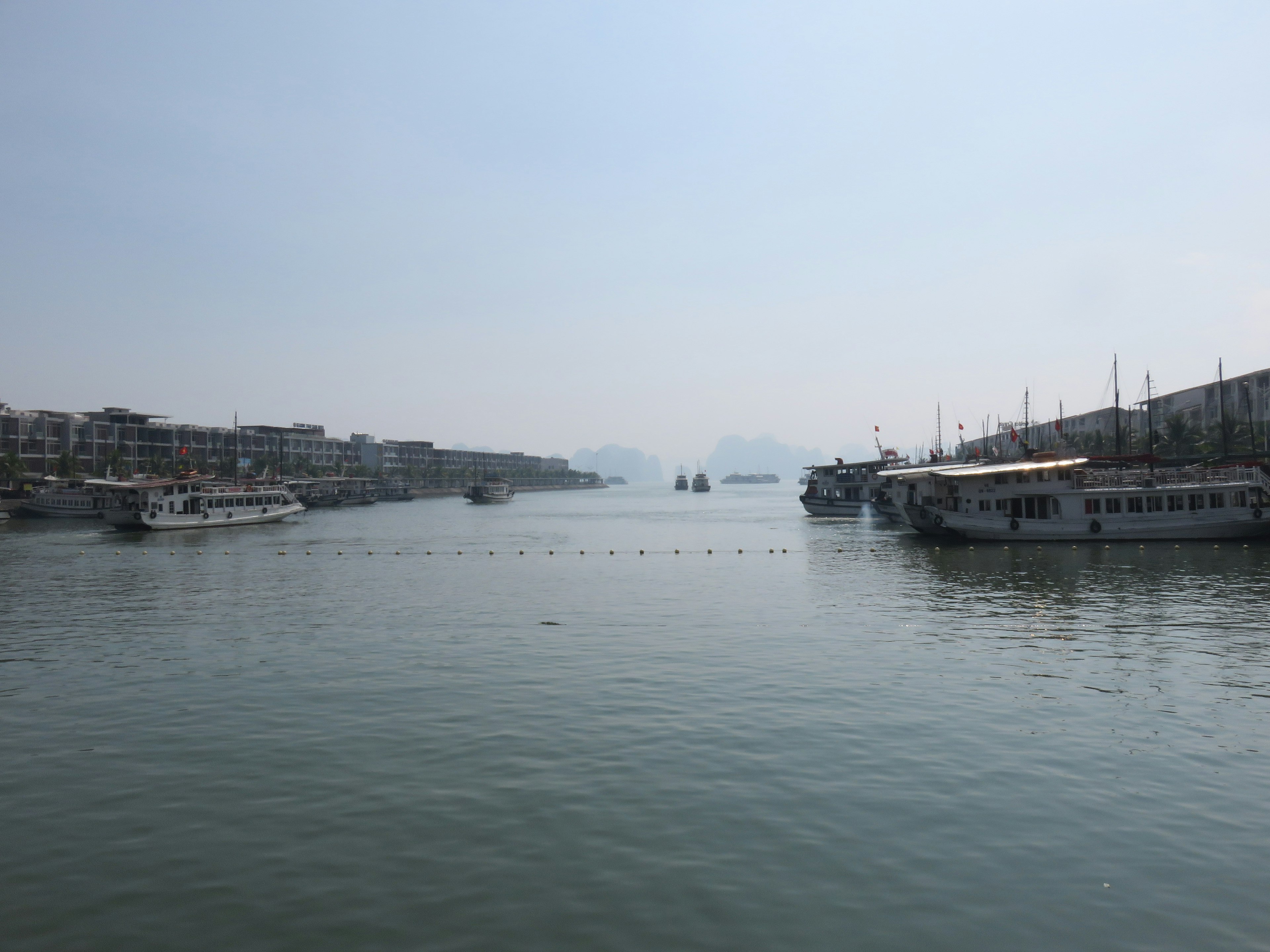 Acqua calma con barche e edifici lungo la riva