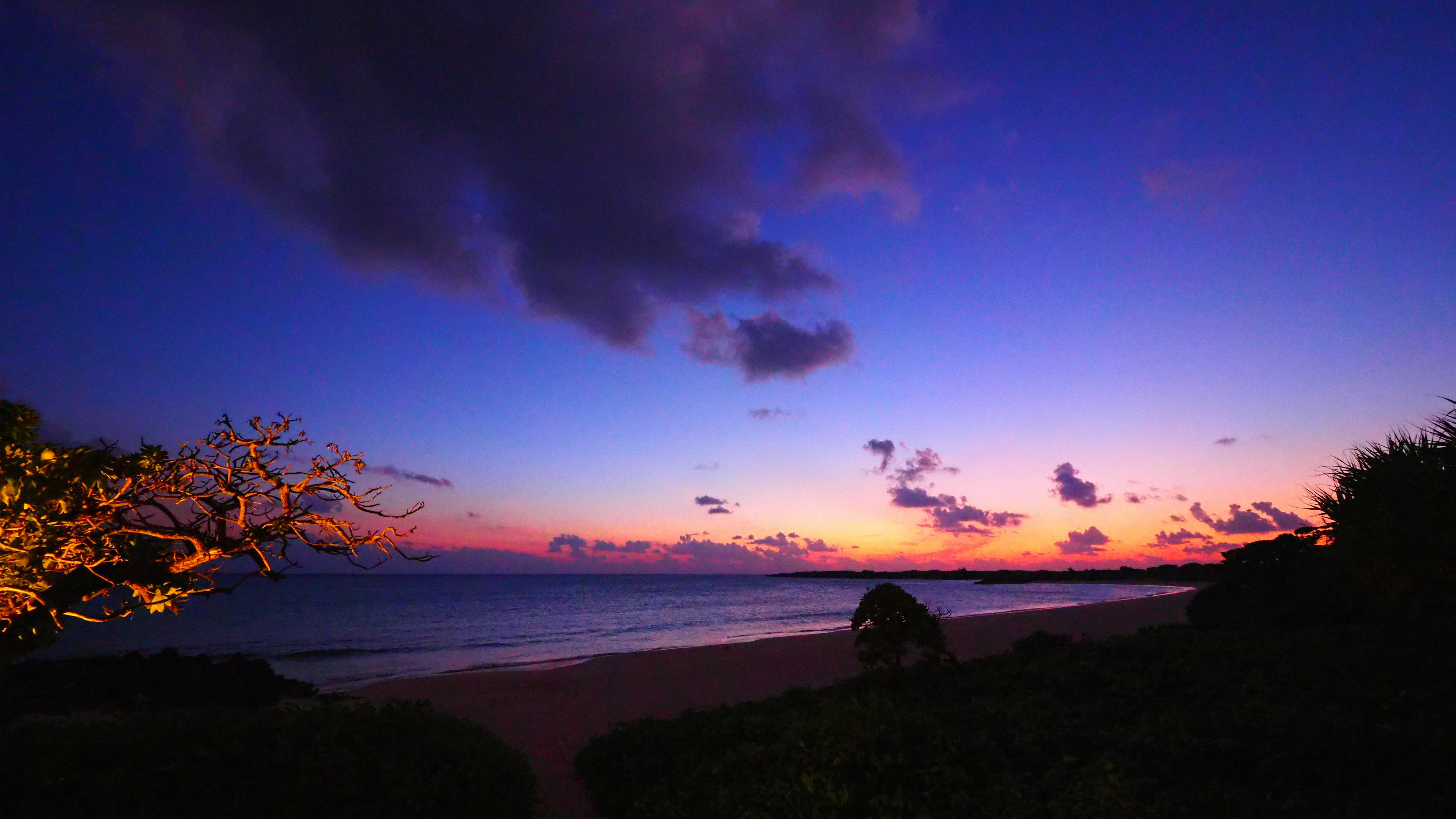 Paysage maritime au coucher du soleil avec des couleurs vives