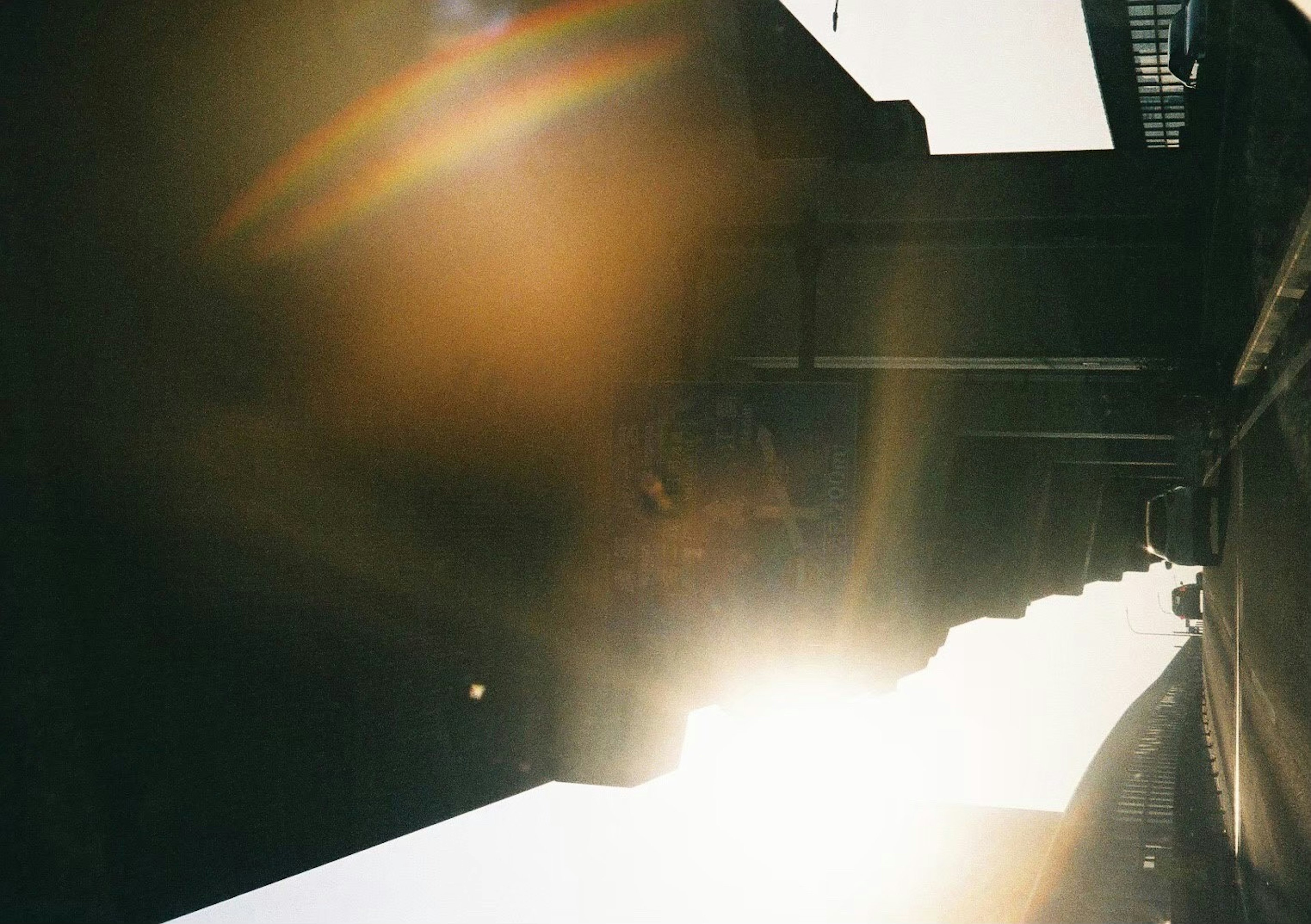 Scène urbaine avec la lumière du soleil passant entre les bâtiments au coucher du soleil