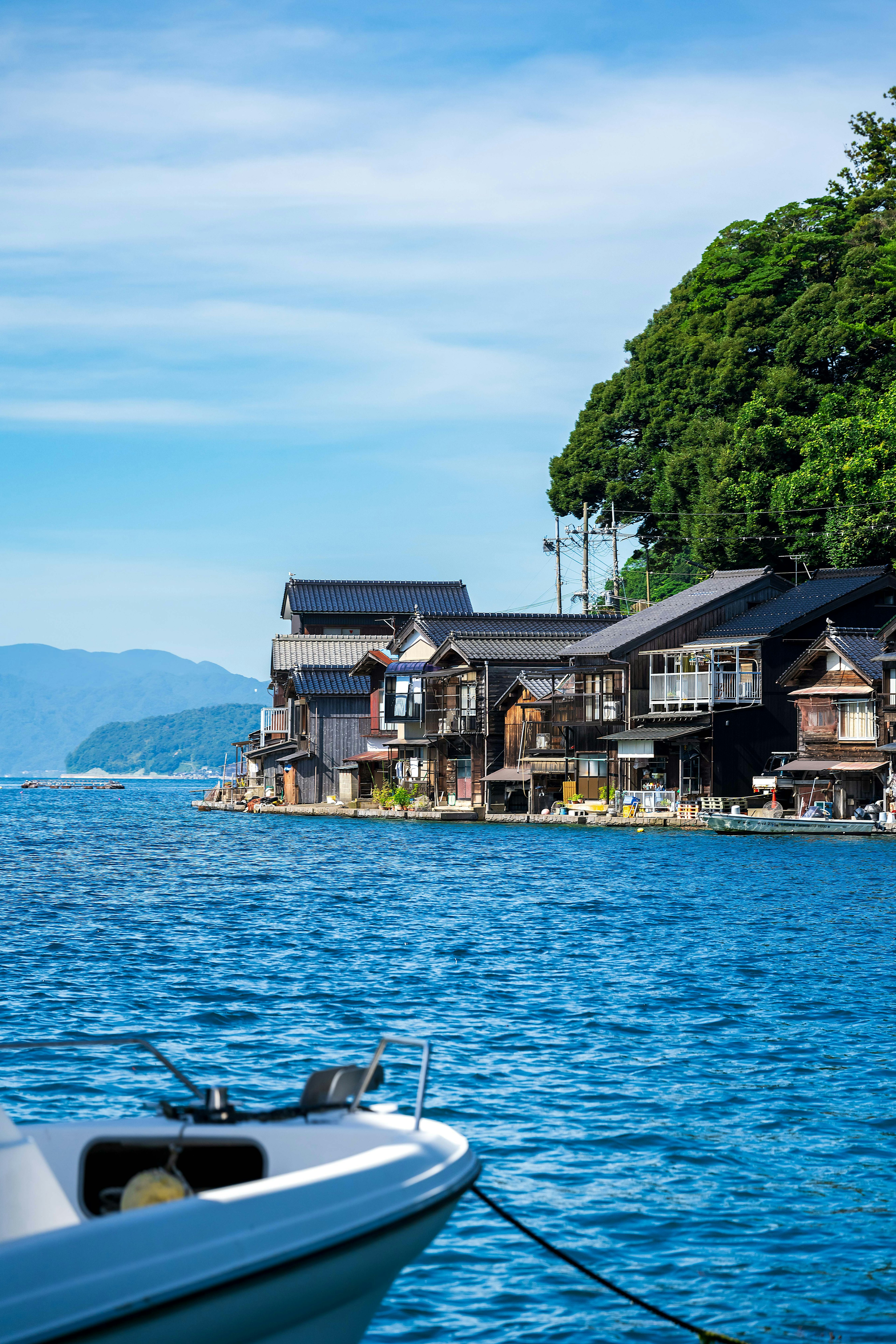 Vue pittoresque d'un village de pêcheurs japonais traditionnel le long de la côte avec un bateau