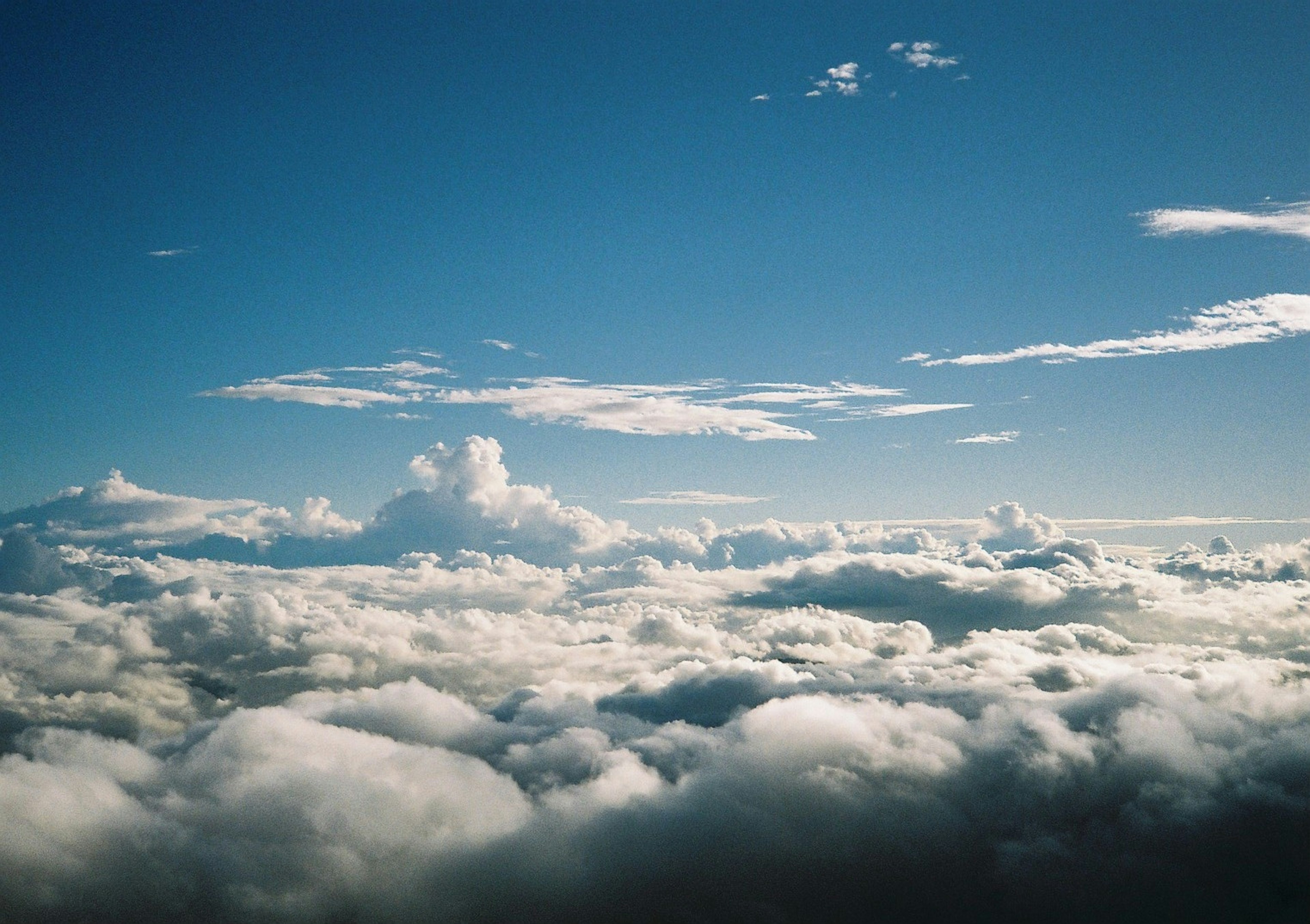 Vastes nuages sous un ciel bleu clair