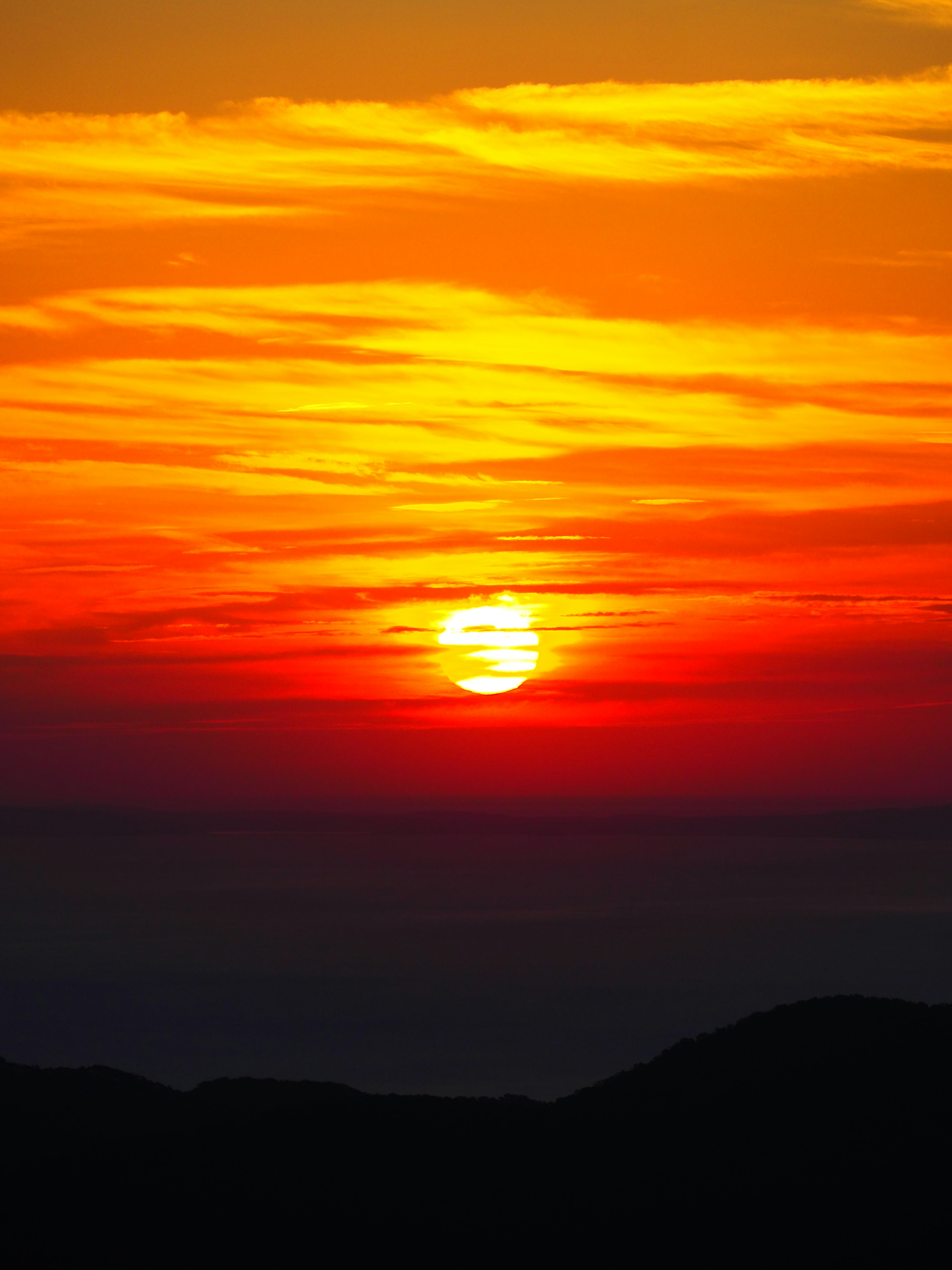 Hermoso atardecer sobre el océano con cielo rojo y naranja