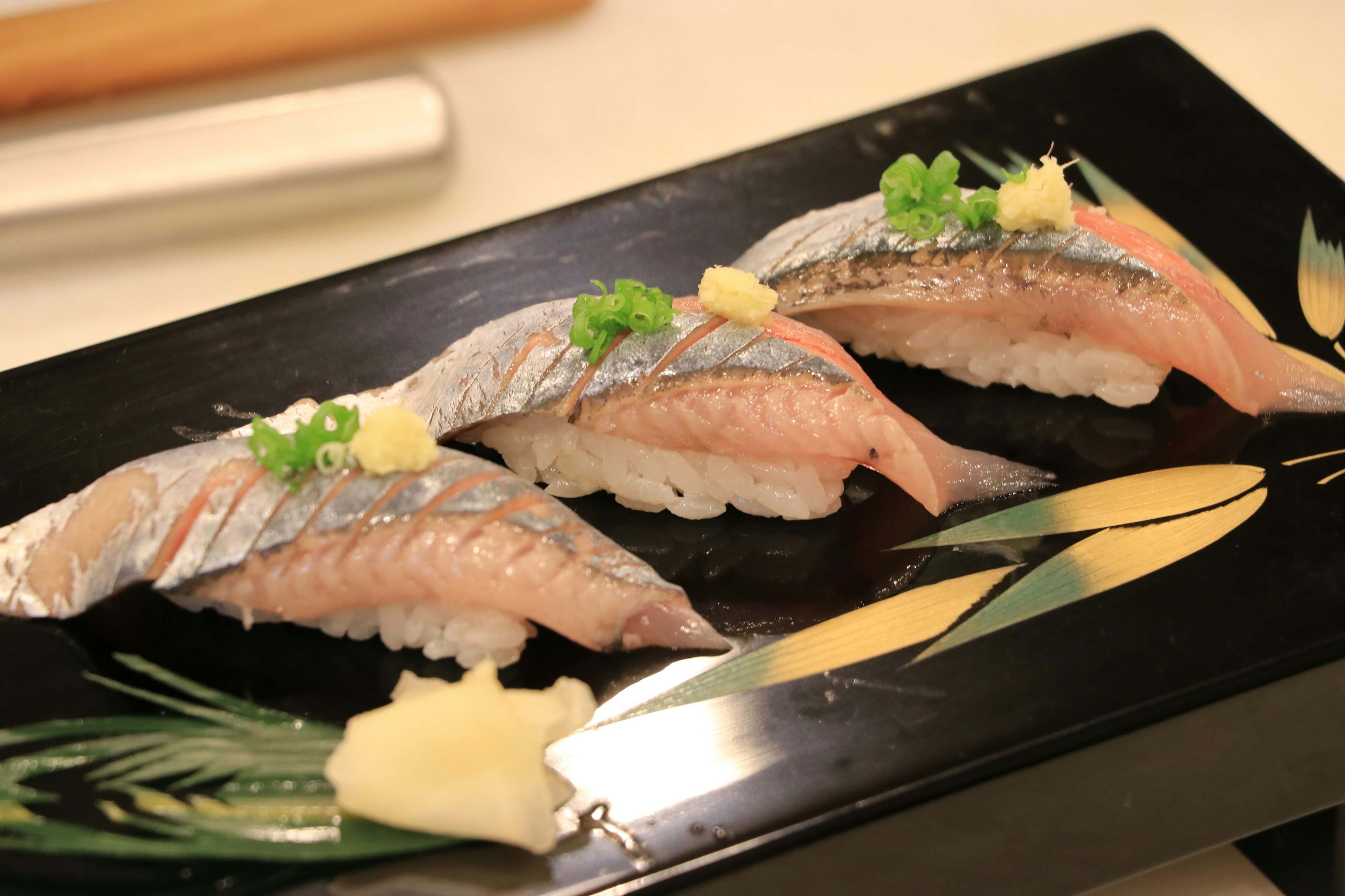 Sushi a fette con pesce fresco su un piatto nero