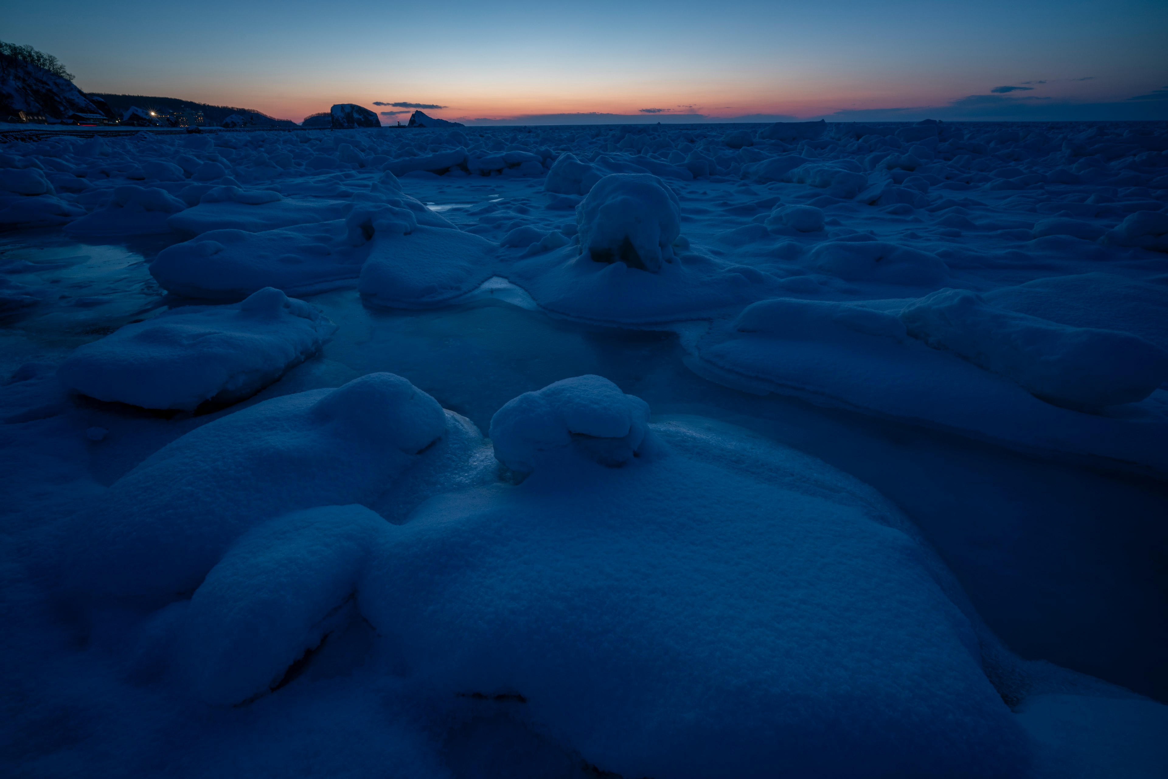 Paysage bleu de glace avec ciel crépusculaire