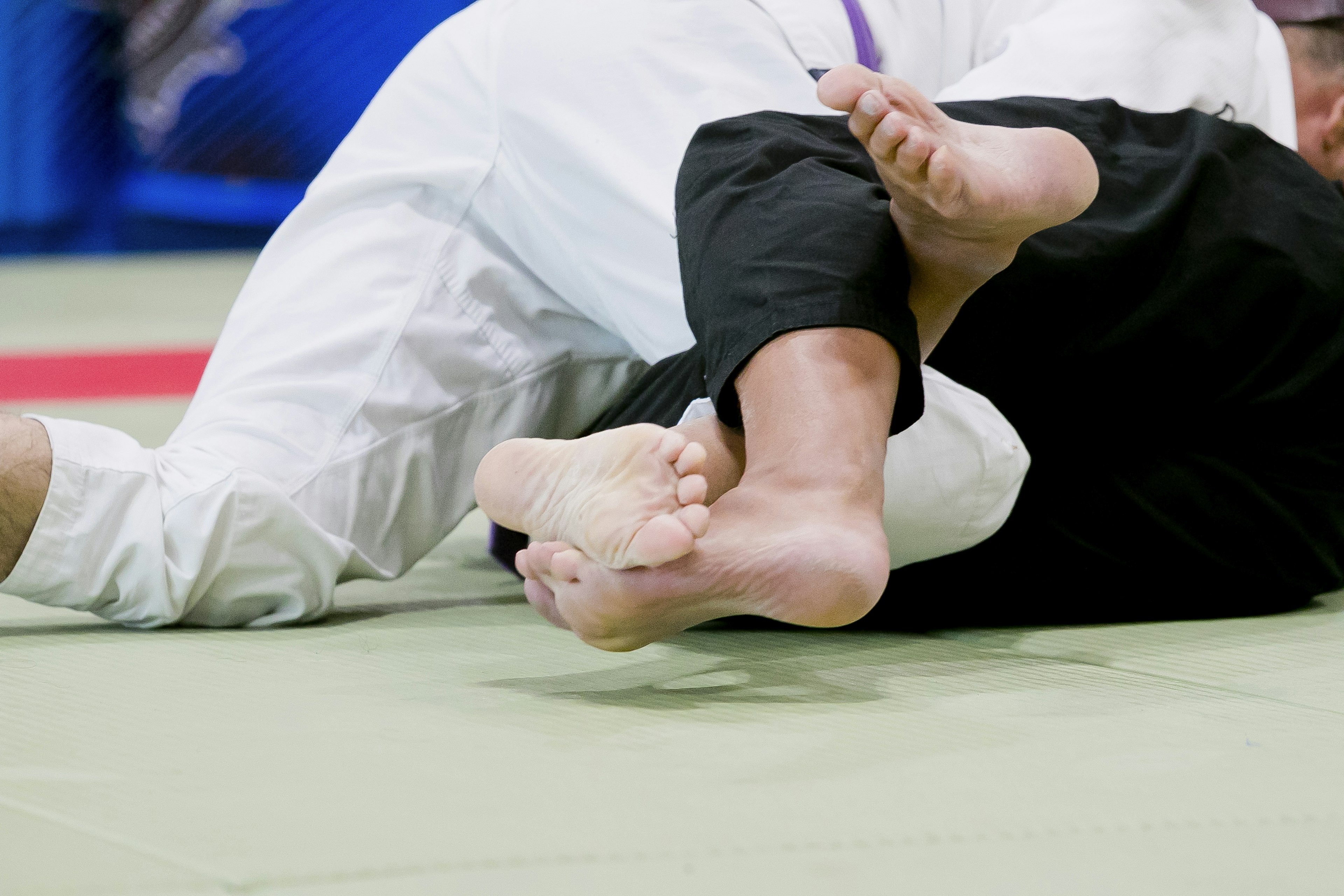 Primer plano de pies durante un combate de judo