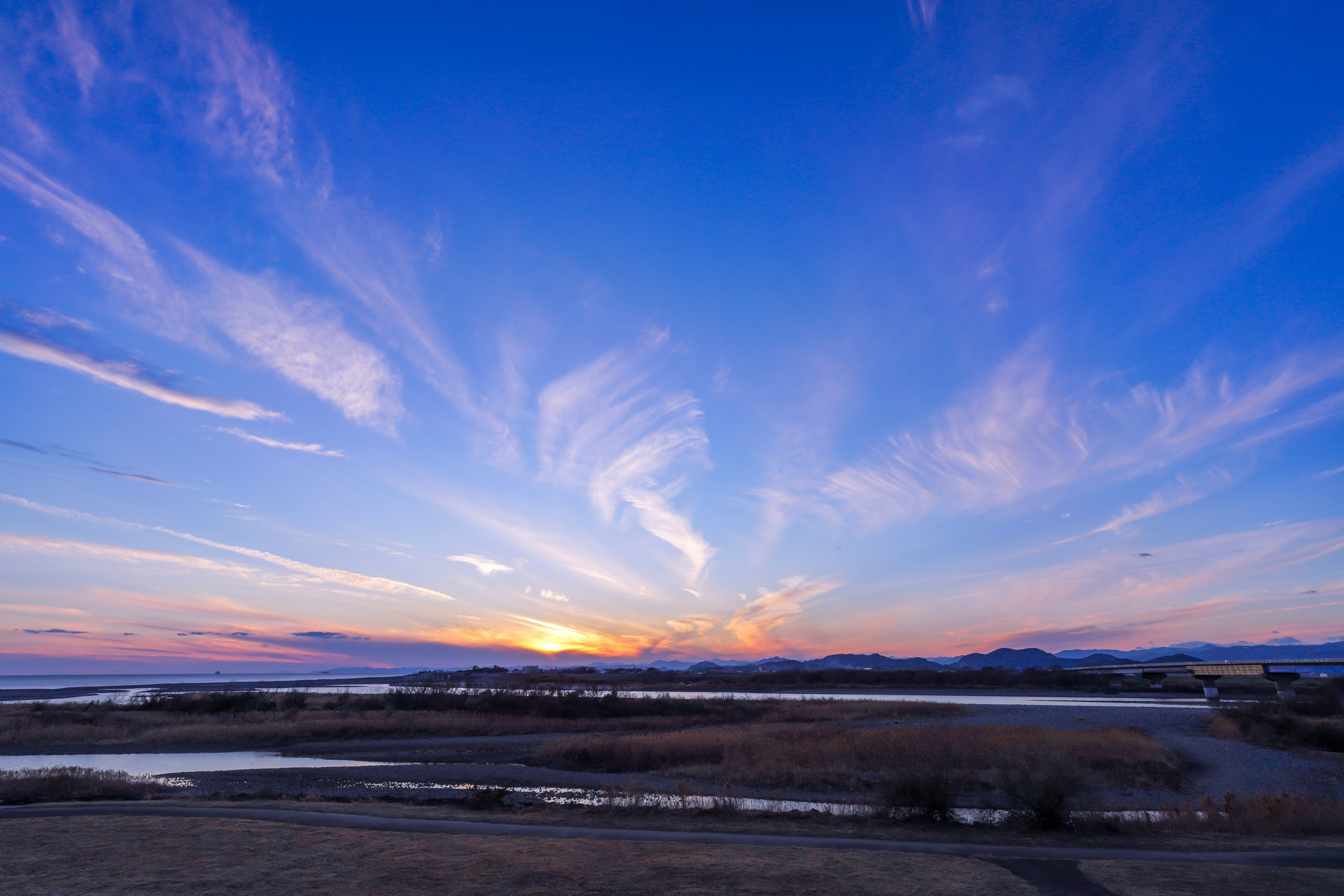 青い空と美しい雲のある夕焼けの風景