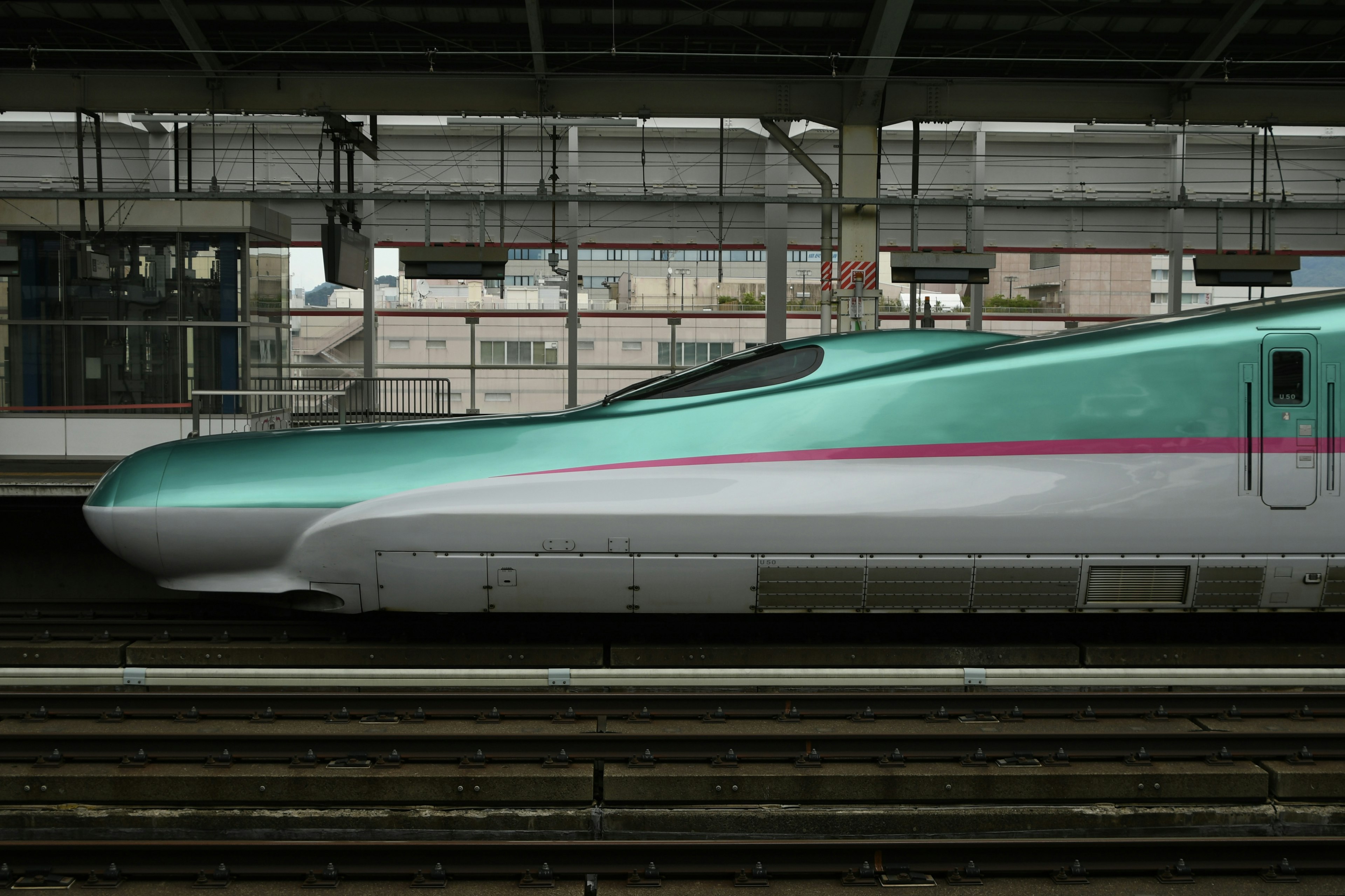 Tampak samping Shinkansen di stasiun kereta