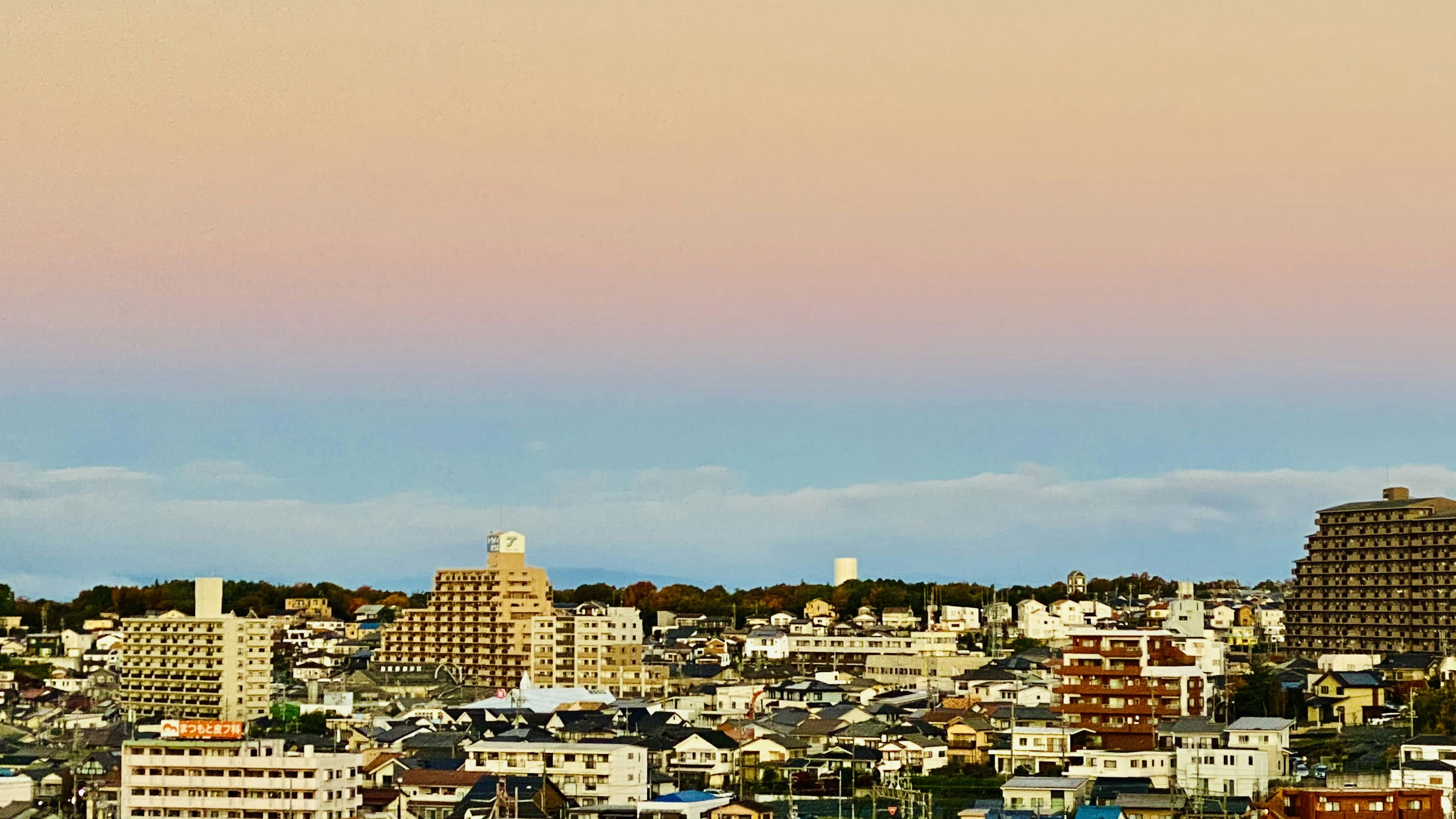 Horizon urbain avec un ciel dégradé doux