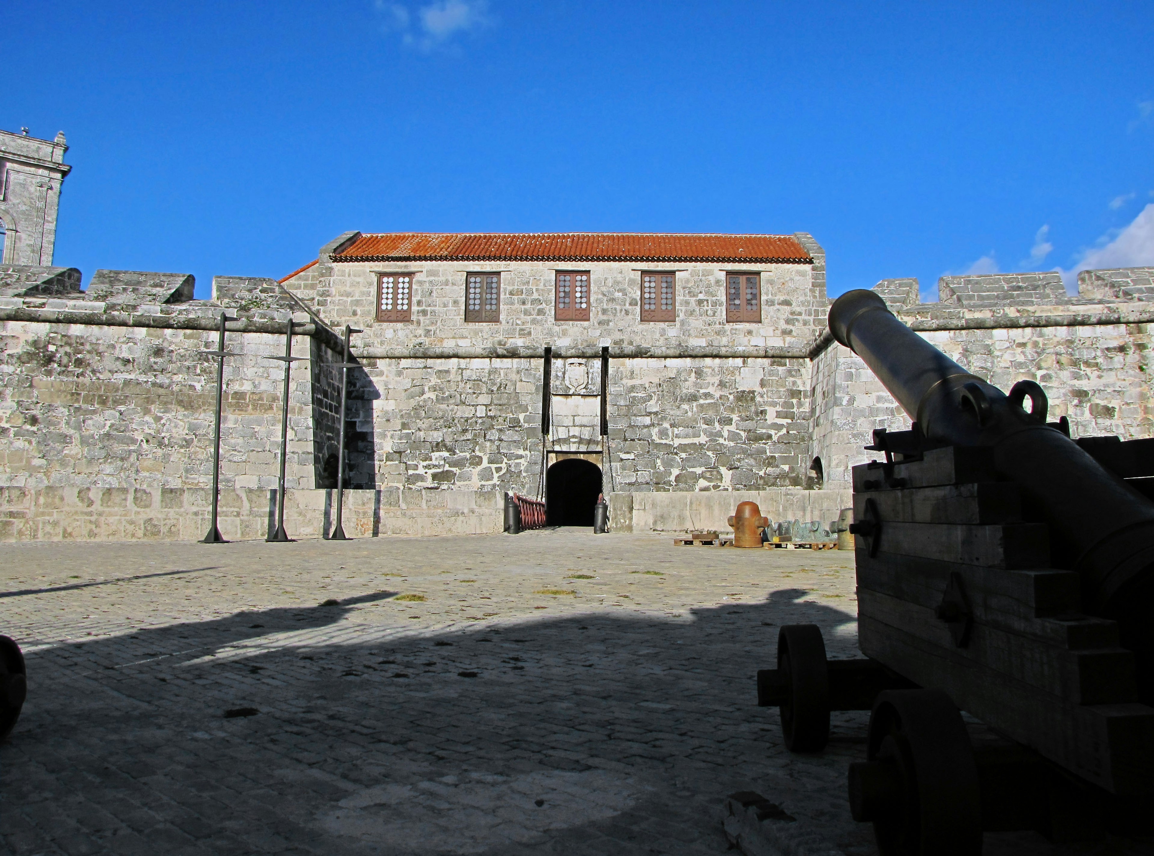 Exterior de una fortaleza de piedra con fondo de cielo azul