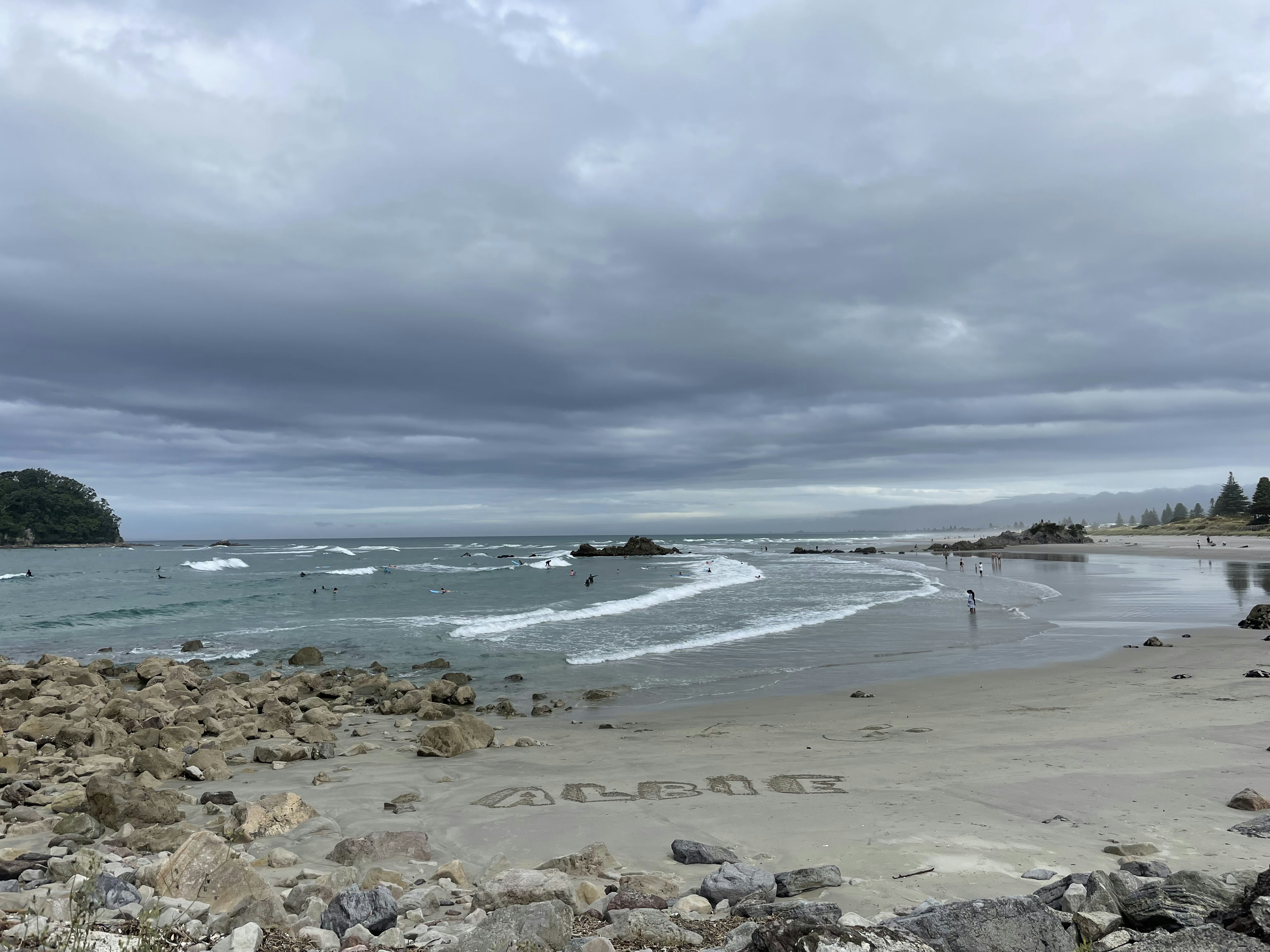 Paysage côtier avec des vagues, ciel nuageux, rochers, plage de sable, vue sur l'océan, beauté naturelle