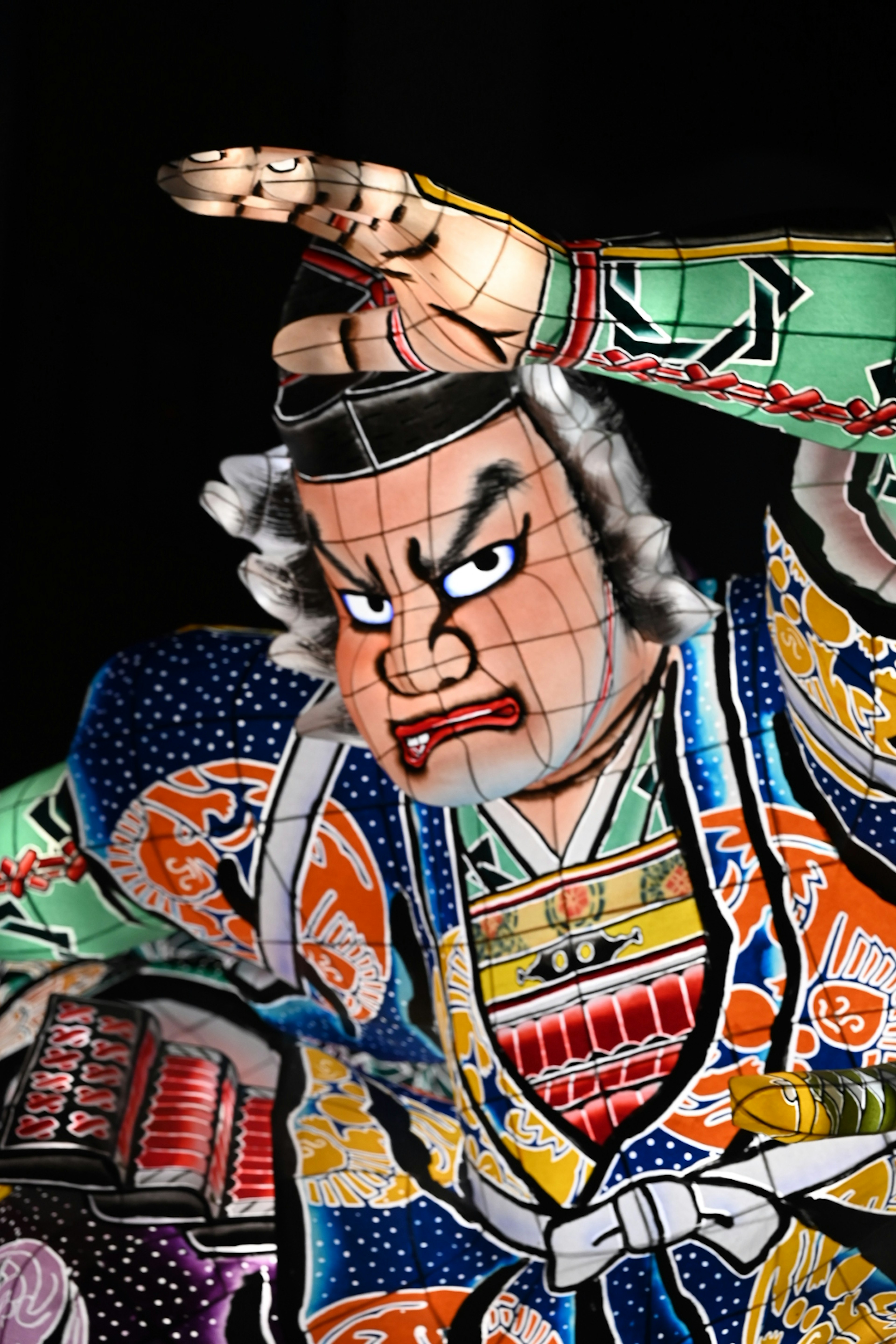 Un personaje japonés tradicional con atuendo vibrante expresando ira