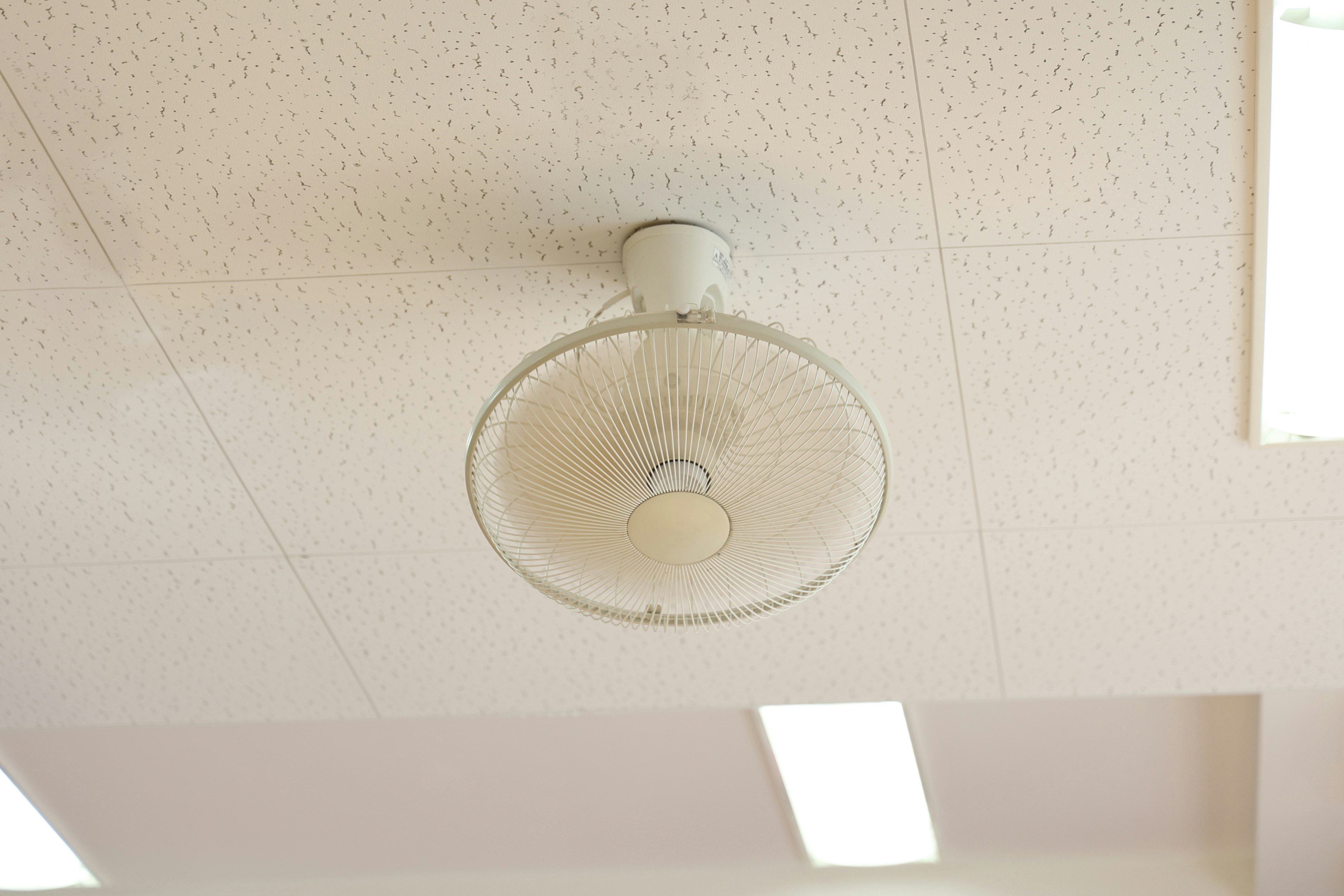 Immagine di un ventilatore a soffitto semplice montato sul soffitto