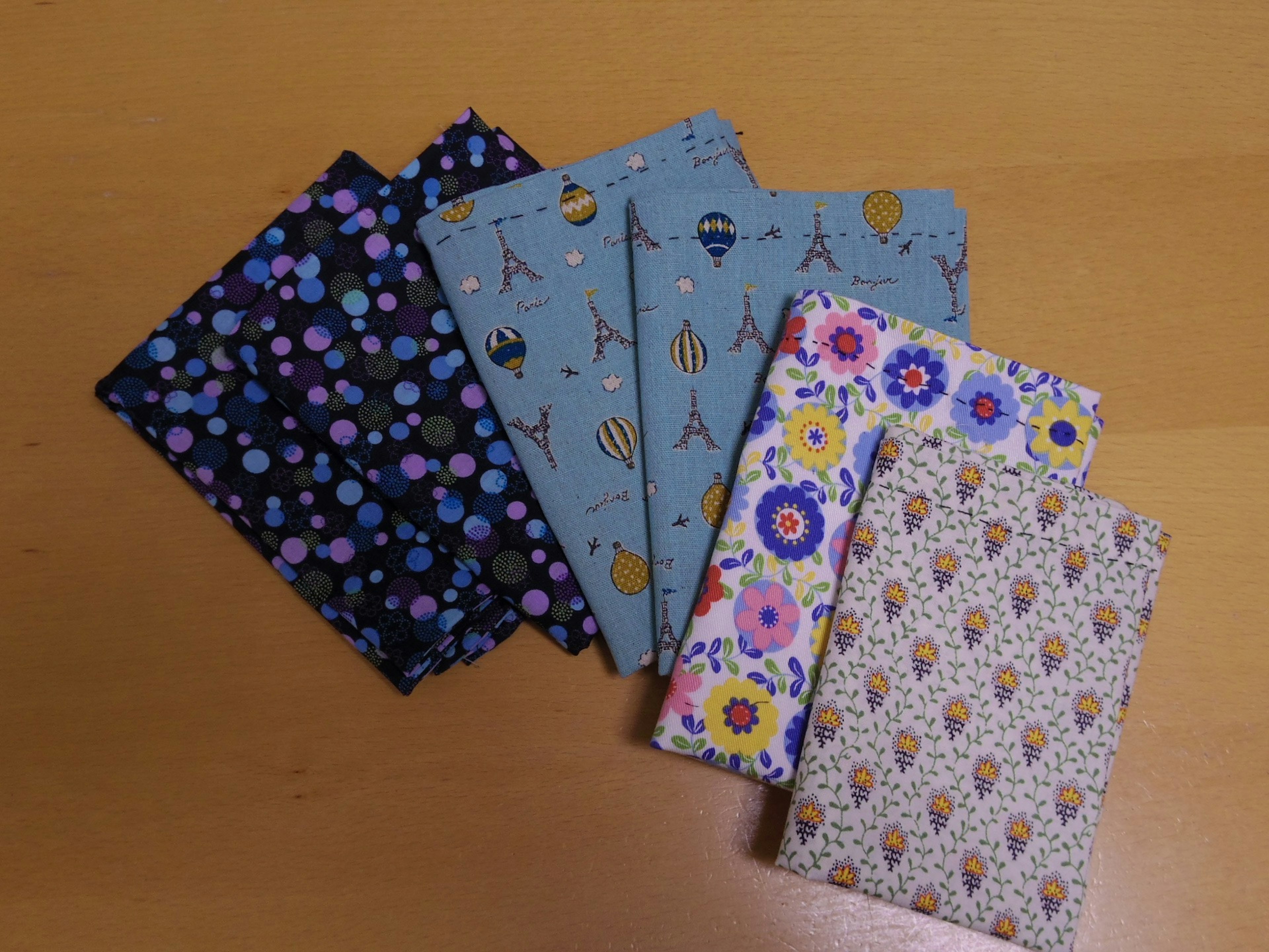 Enveloppes colorées à motifs disposées ensemble