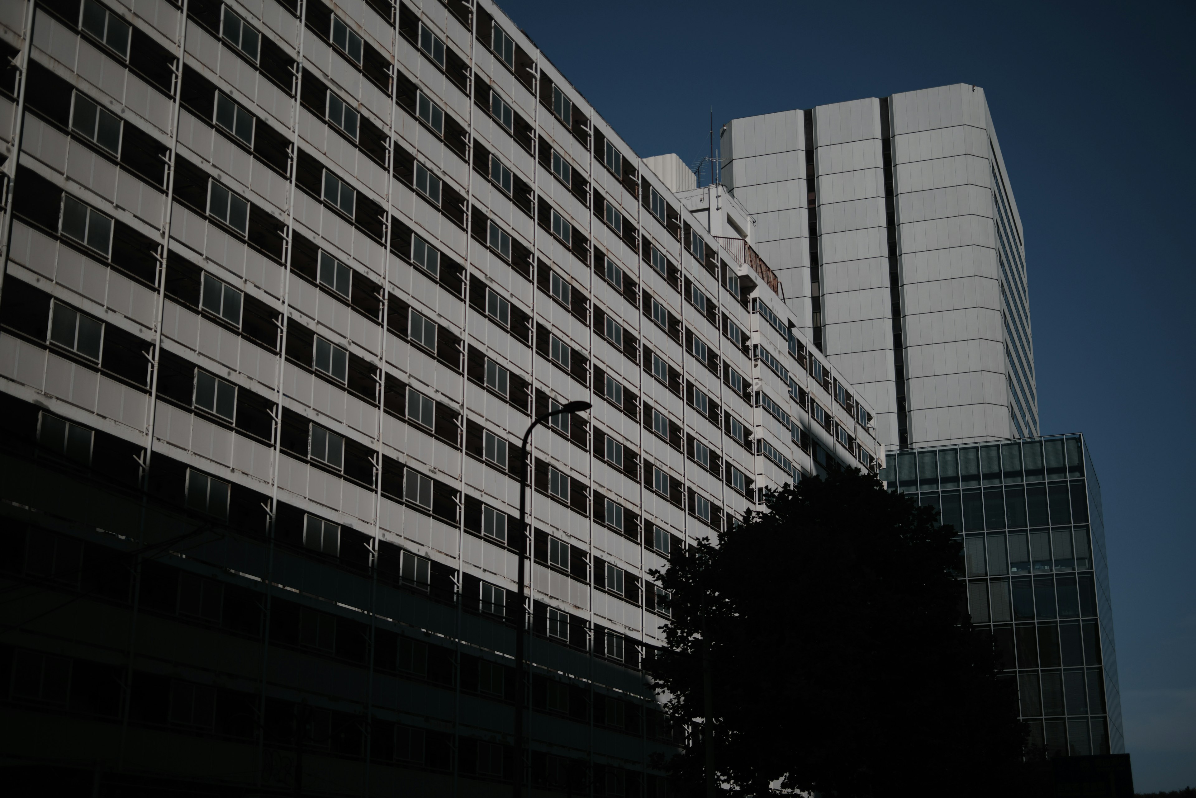 Paysage urbain avec un immeuble de grande hauteur et une structure moderne