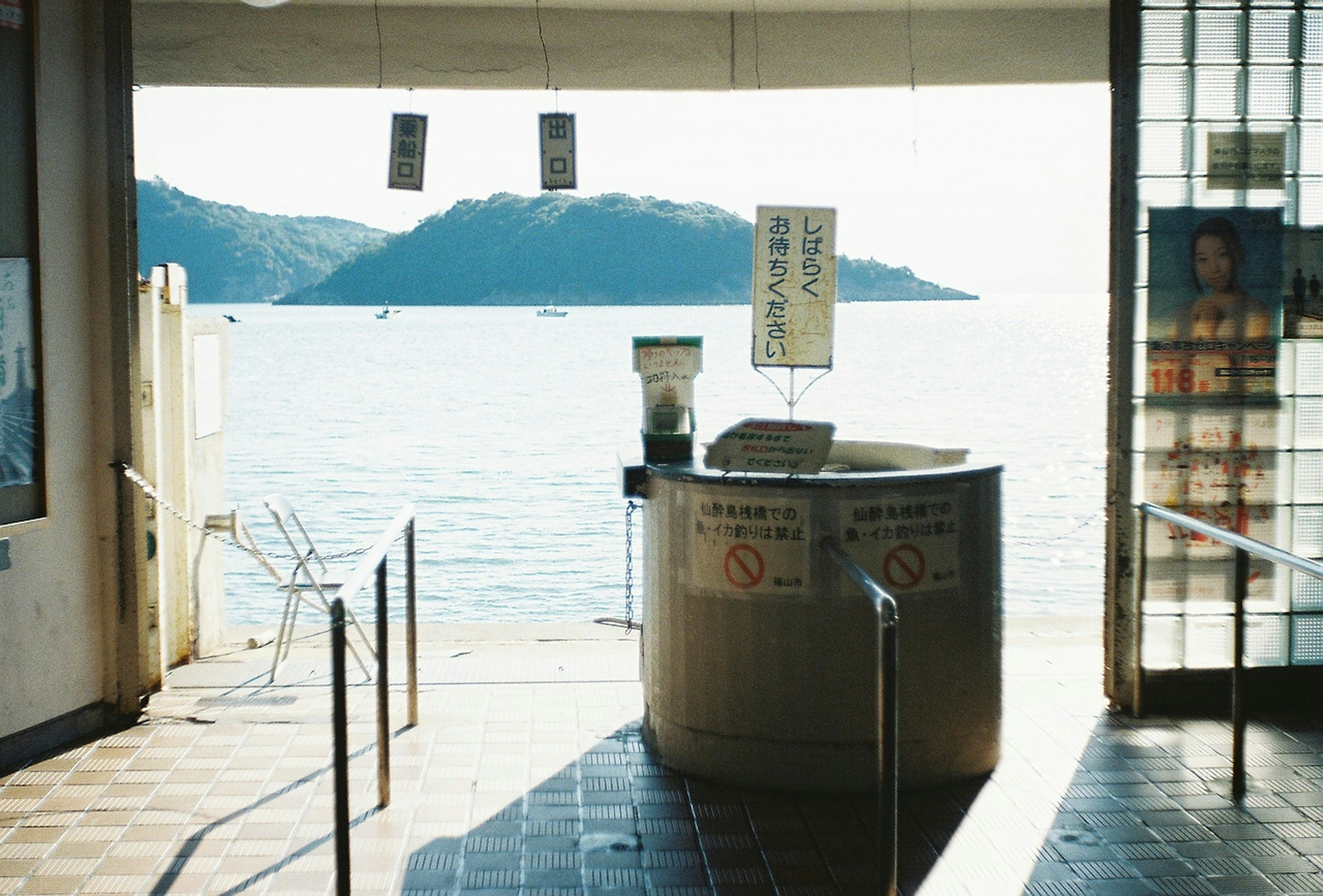 Helles Innere mit einem Theke und einem Stuhl mit Blick auf das Meer