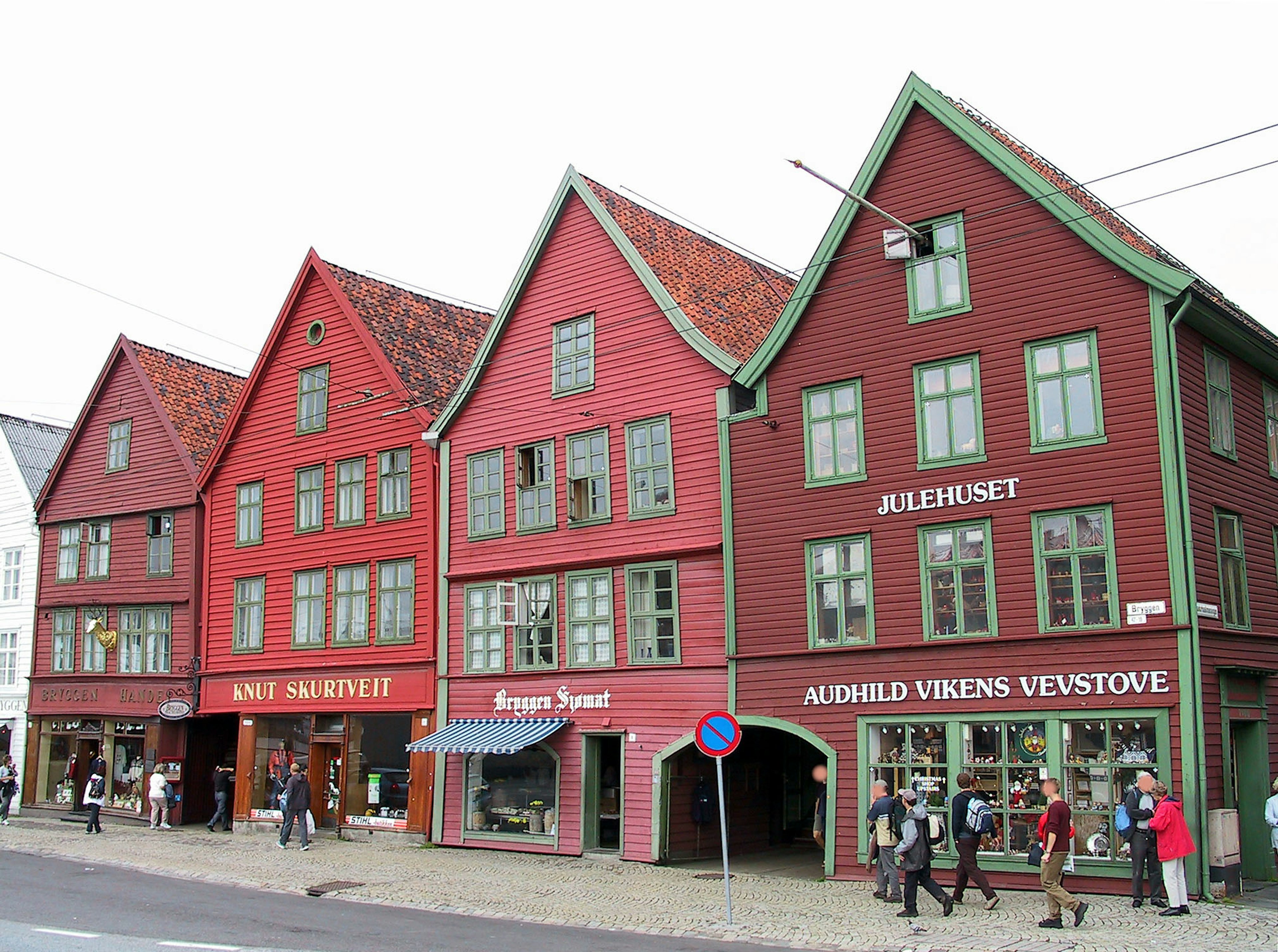 Bunte Holzgebäude von Bryggen aufgereiht