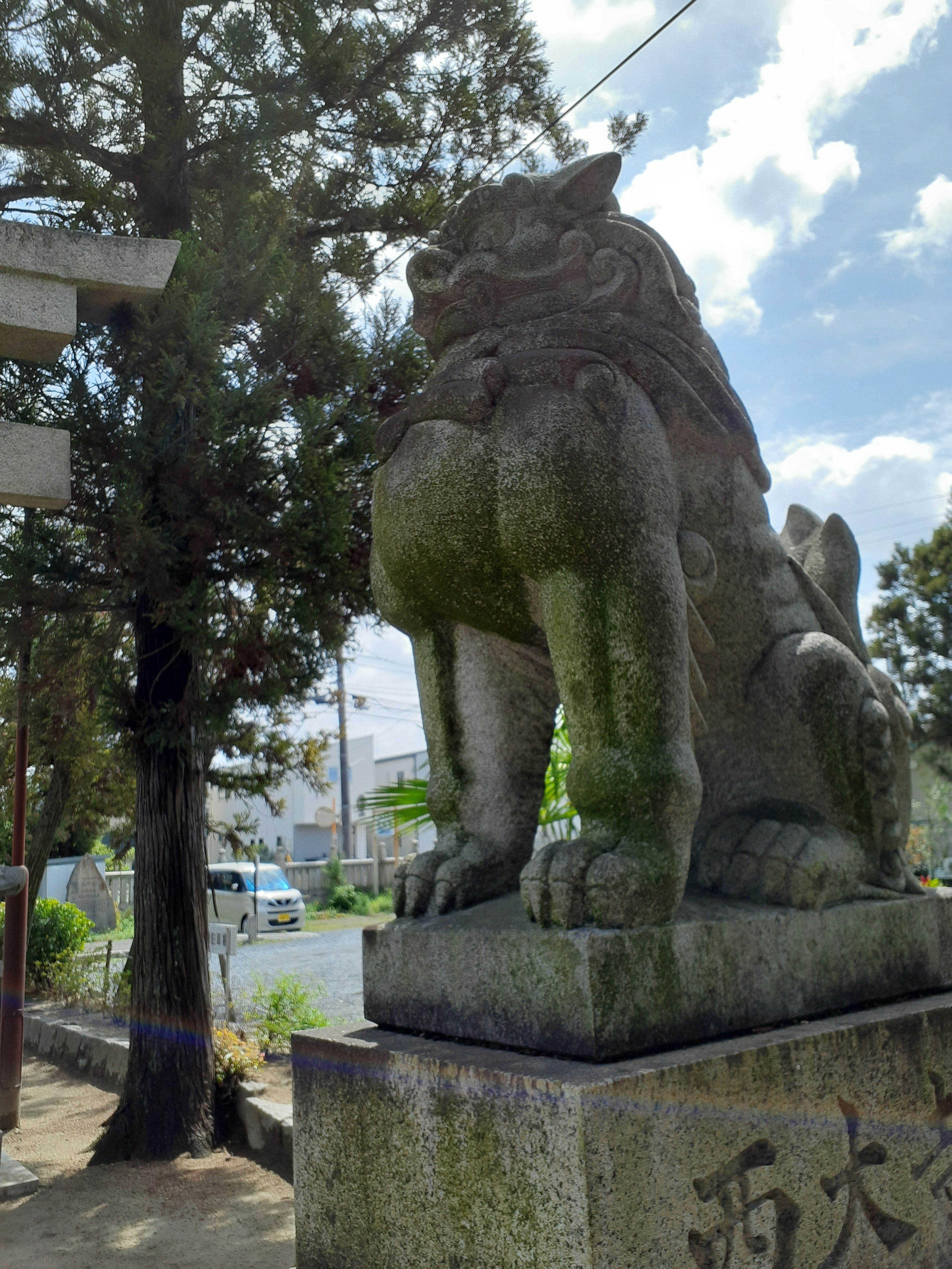 Statua di leone guardiano in pietra all'ingresso di un tempio